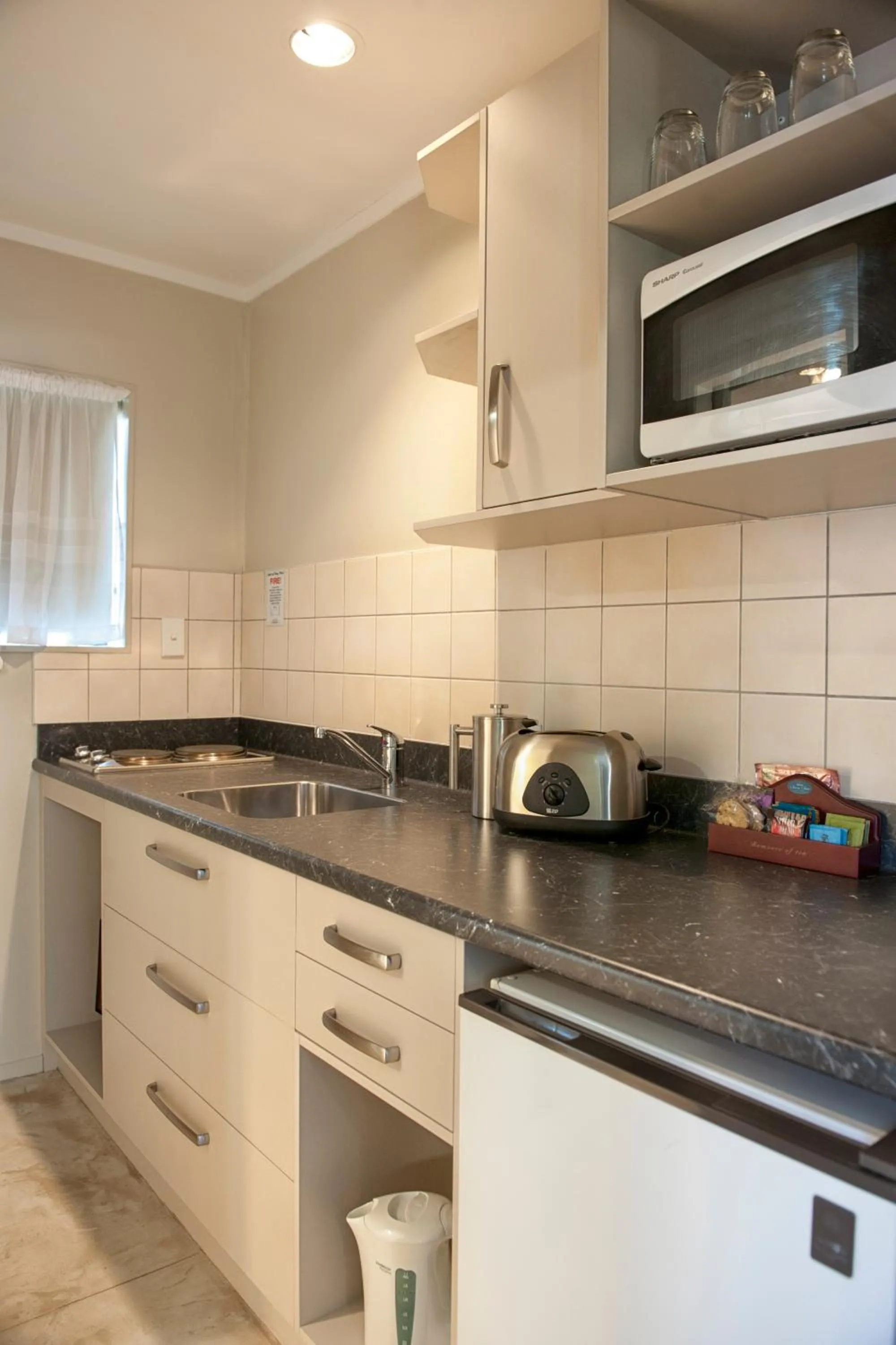Kitchen or kitchenette in Sport Of Kings Motel