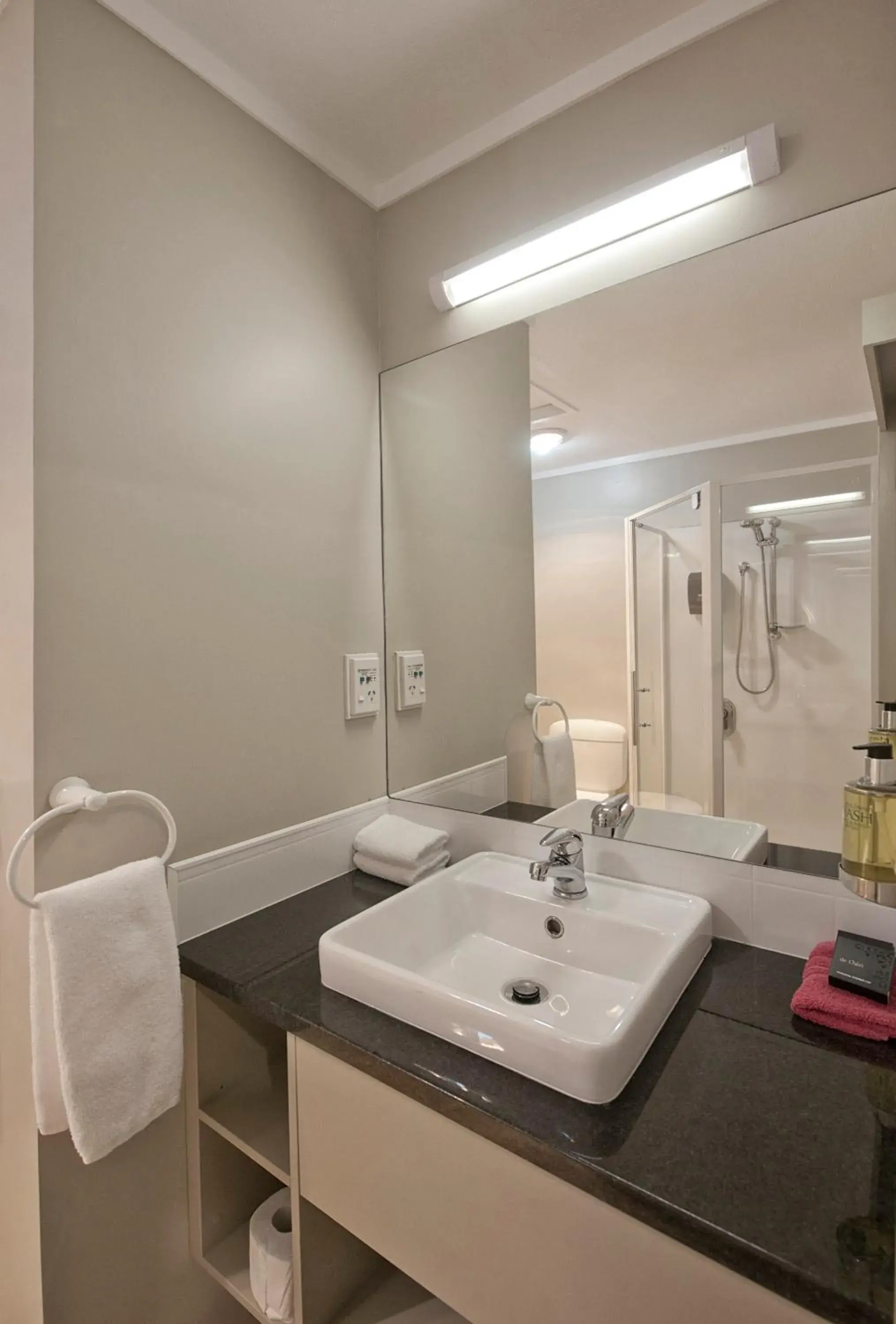 Bathroom in Sport Of Kings Motel Bathroom in Sport Of Kings Motel