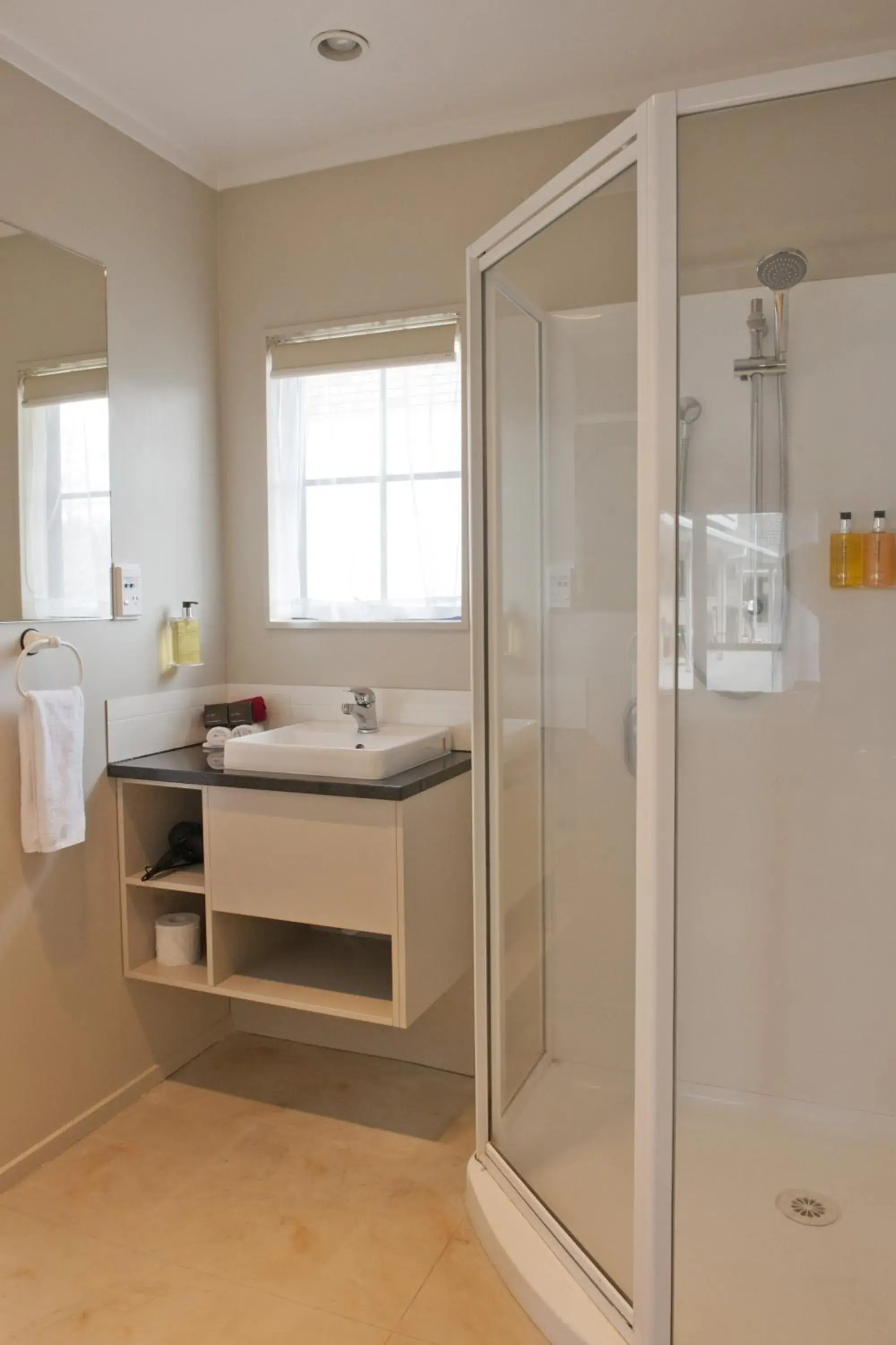 Bathroom in Sport Of Kings Motel Bathroom in Sport Of Kings Motel