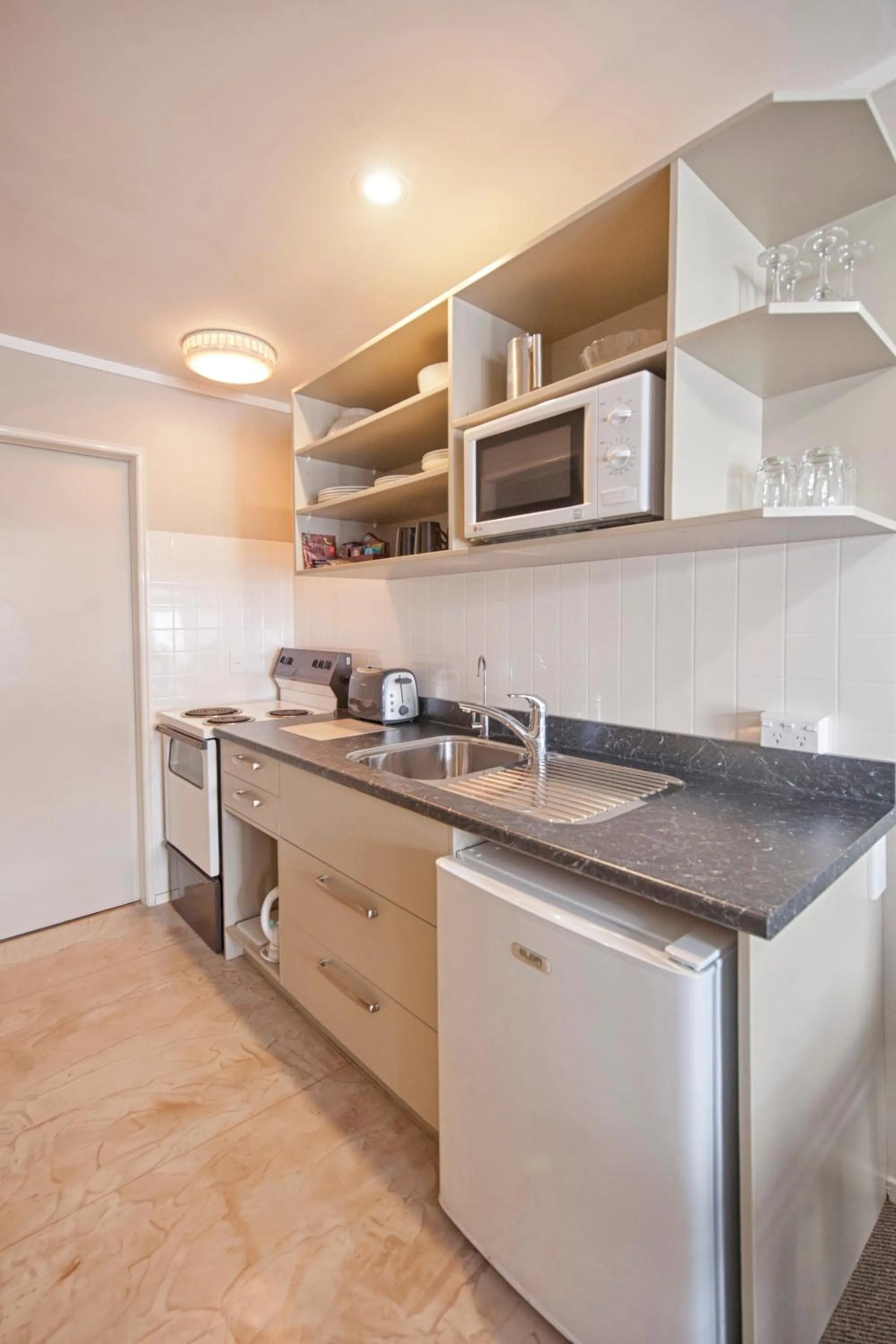 Kitchen or kitchenette in Sport Of Kings Motel