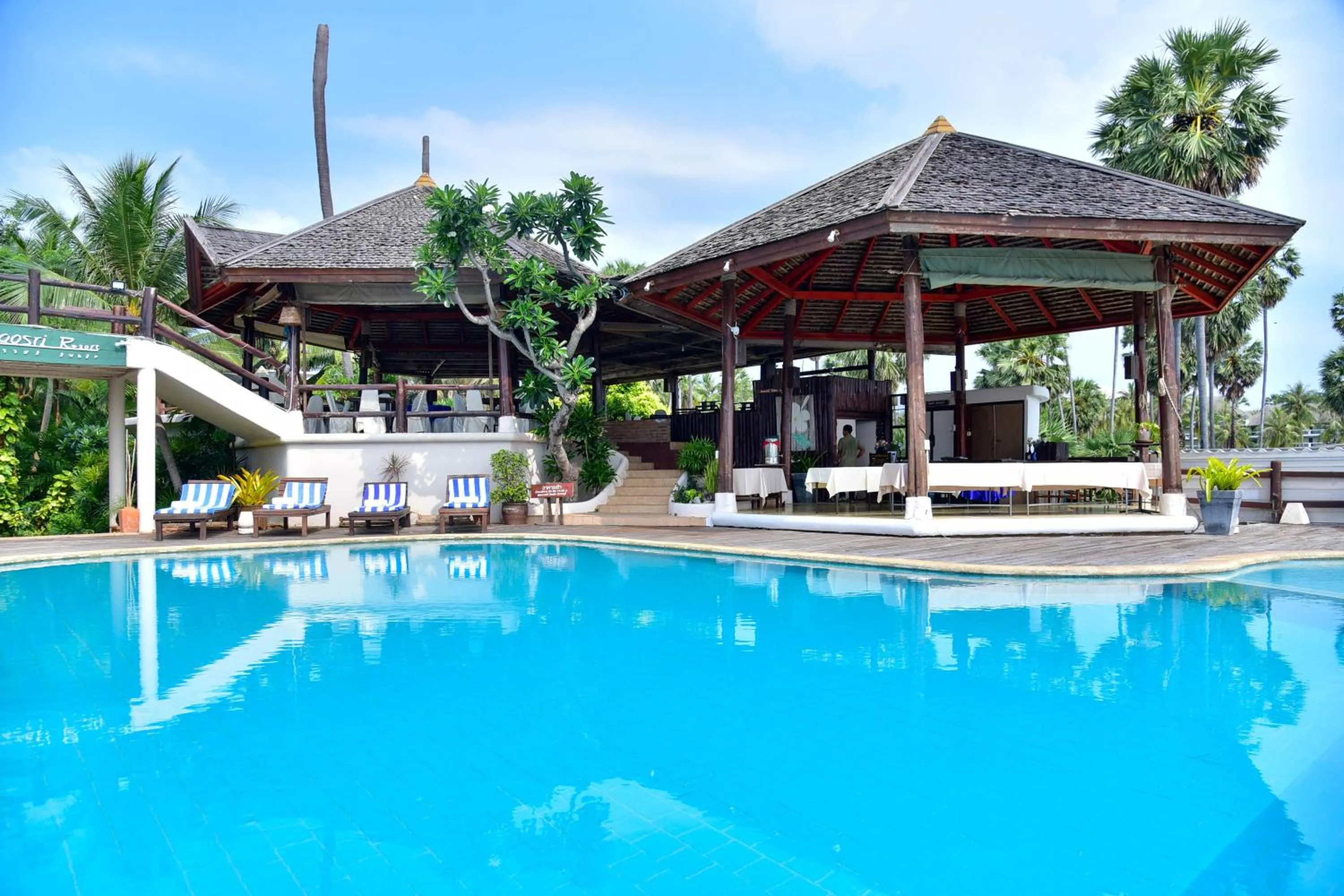 Swimming pool in Tanaosri Resort Pranburi
