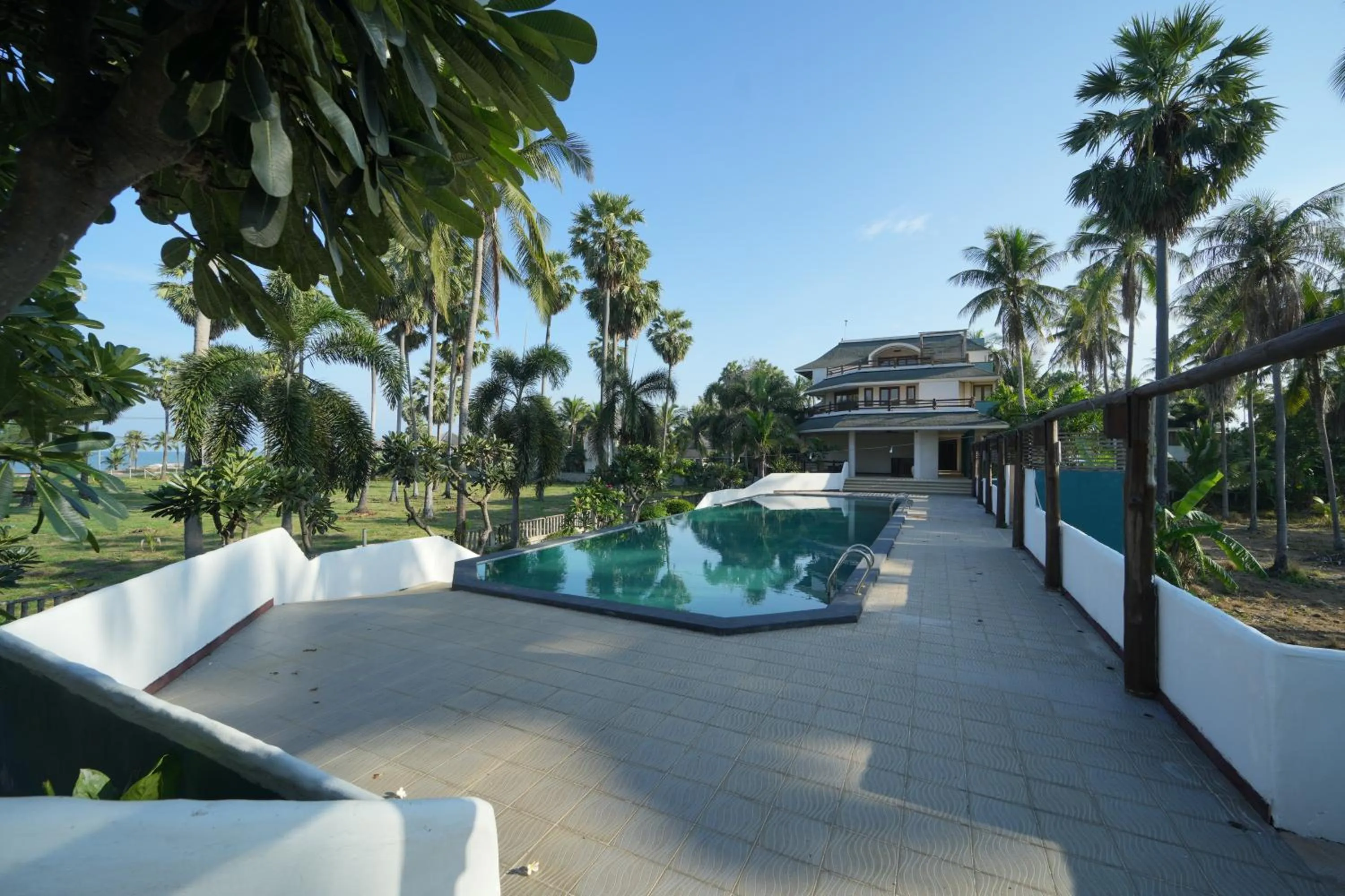 Swimming pool in Tanaosri Resort Pranburi