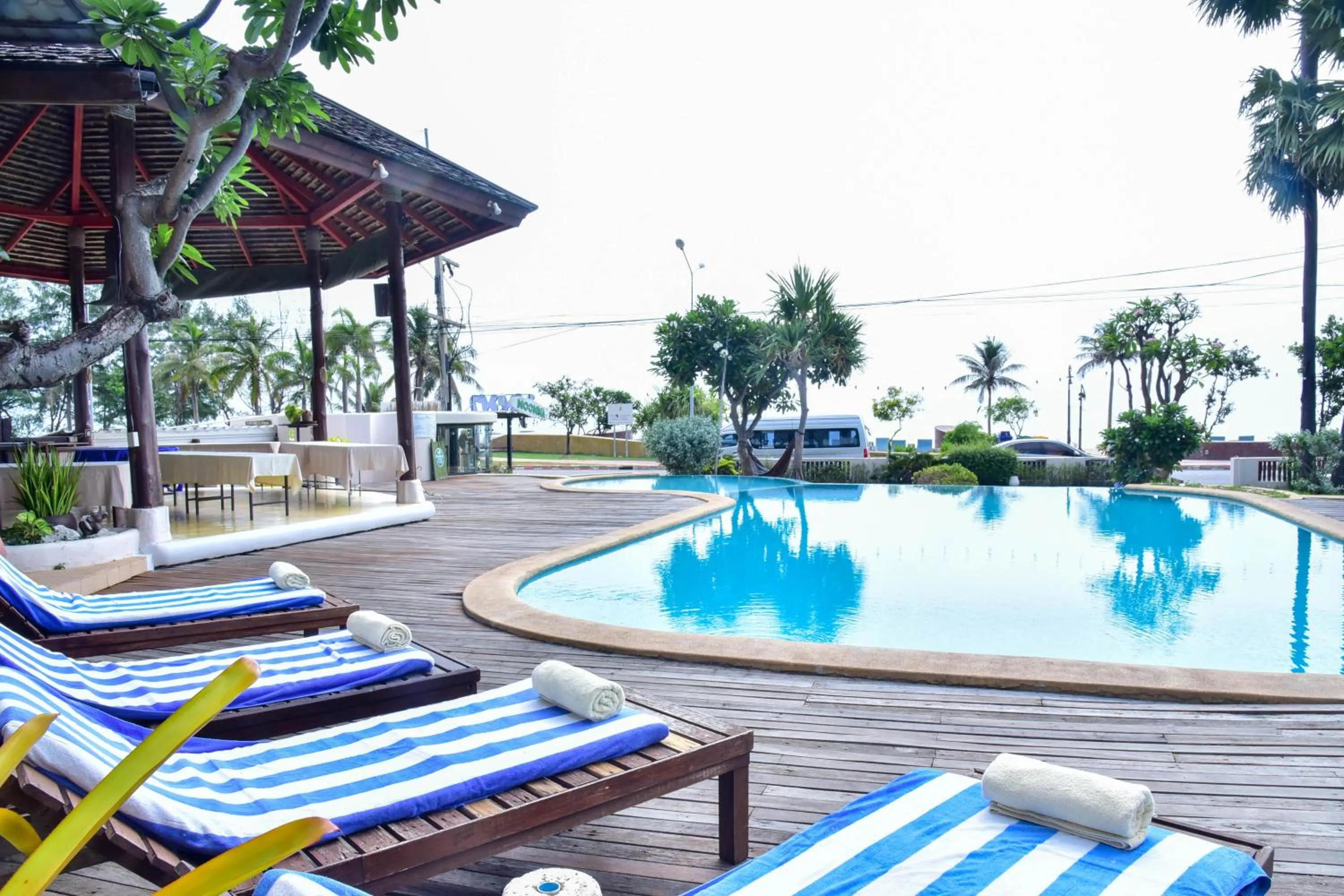 Swimming pool in Tanaosri Resort Pranburi