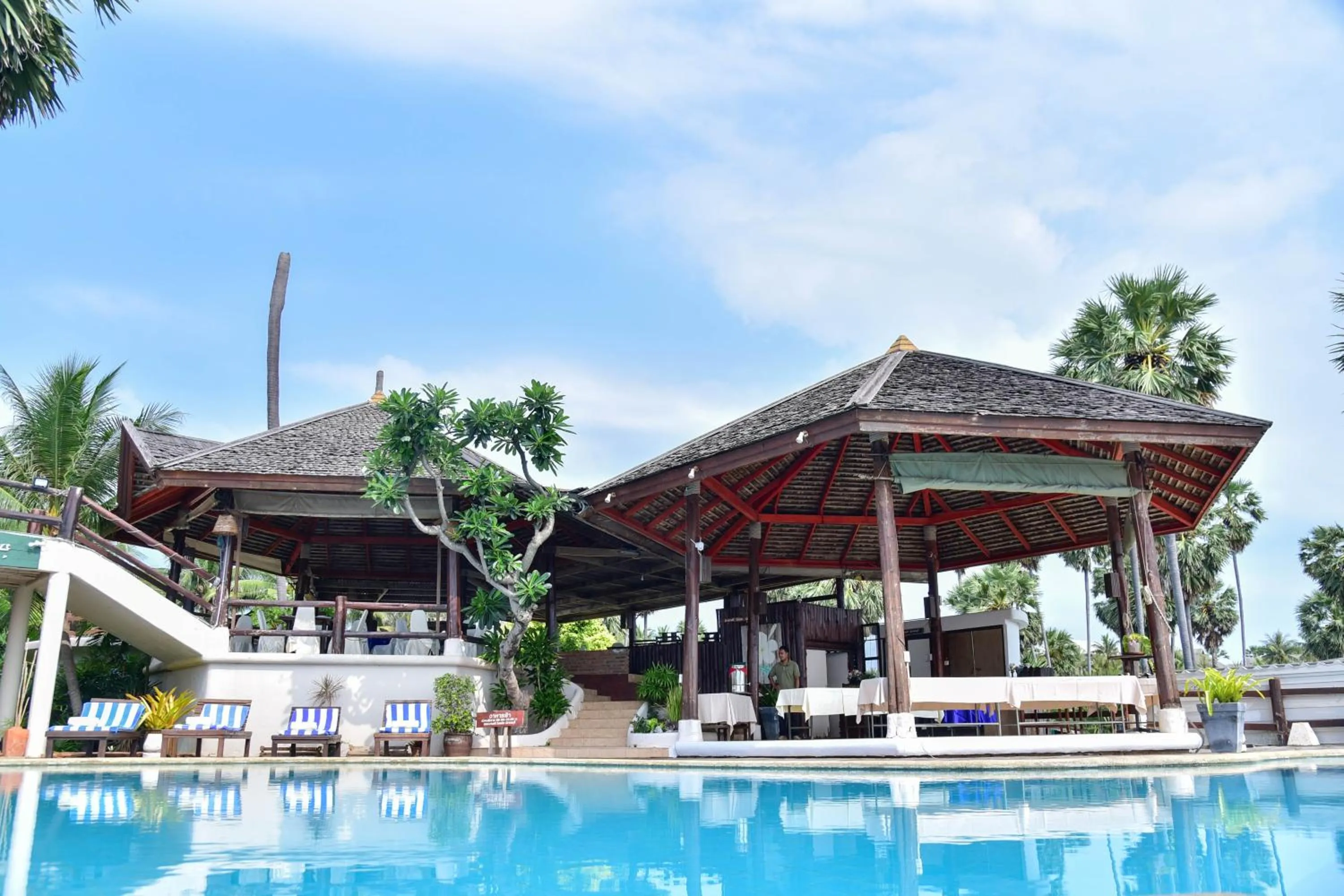 Swimming pool in Tanaosri Resort Pranburi