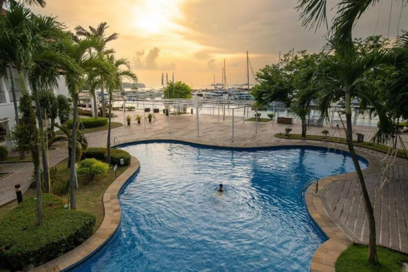 Swimming pool in Nongsa Point Marina