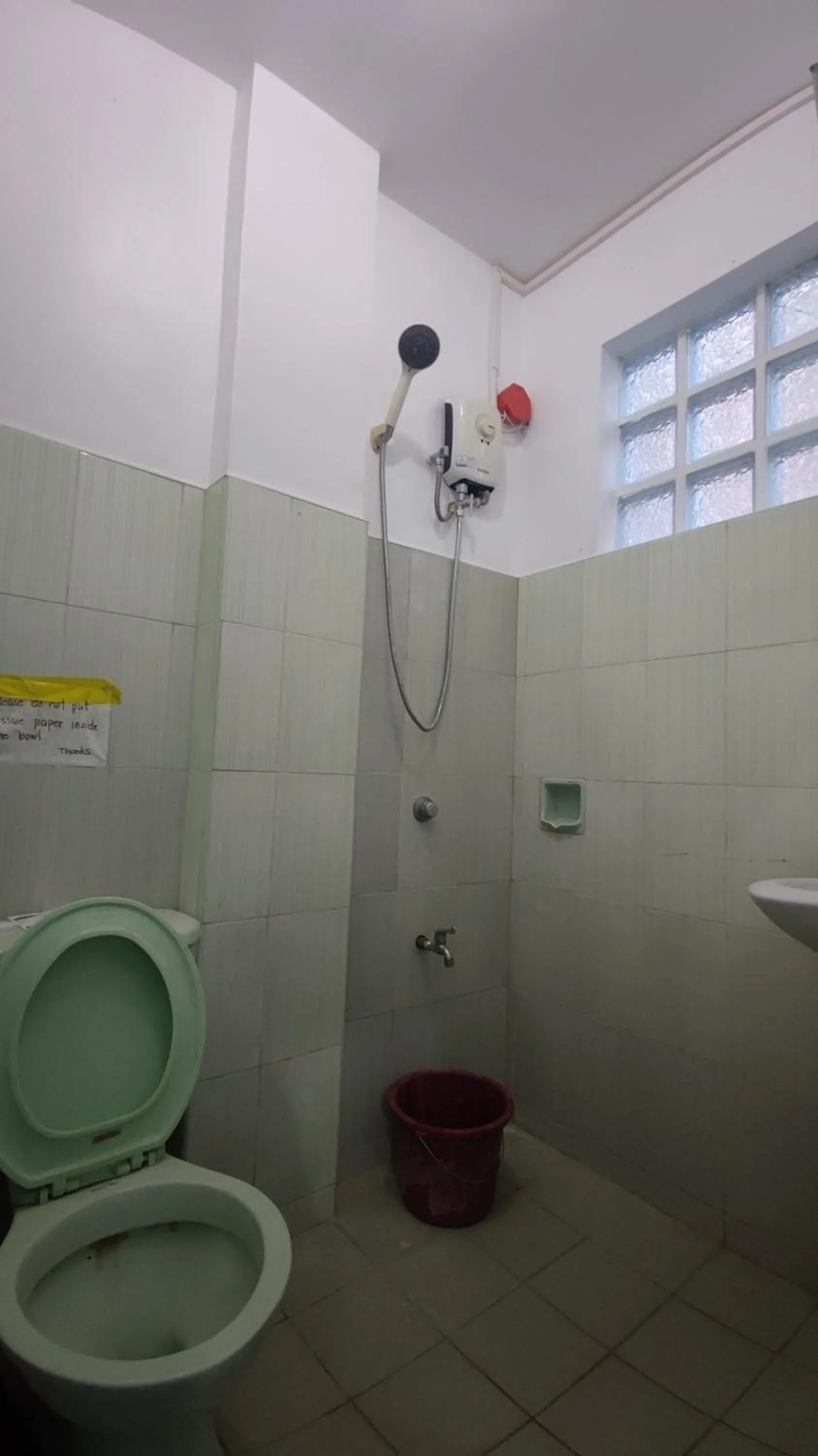 Shower in R & R (Rest & Relax) Guesthouse