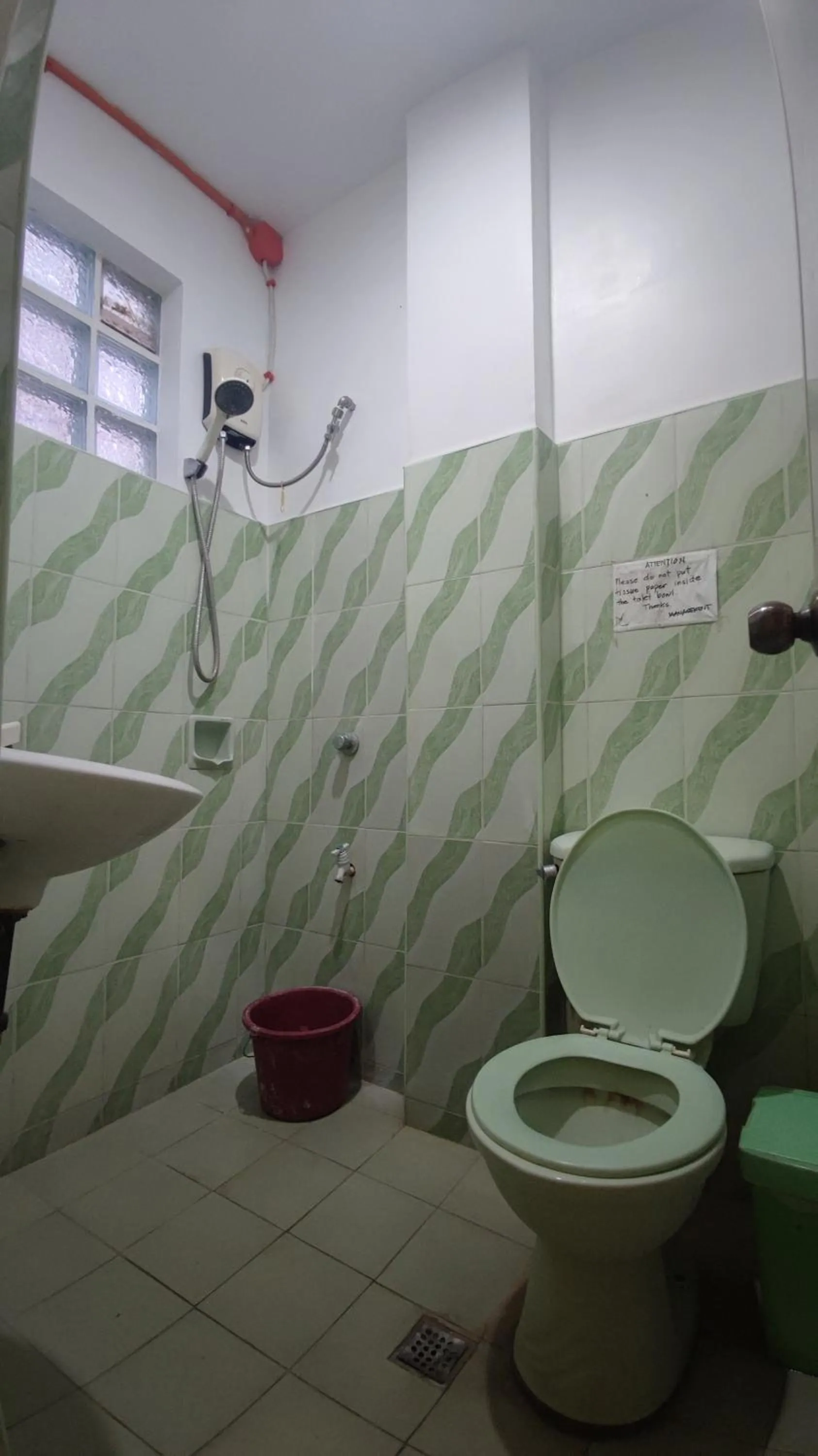 Shower in R & R (Rest & Relax) Guesthouse