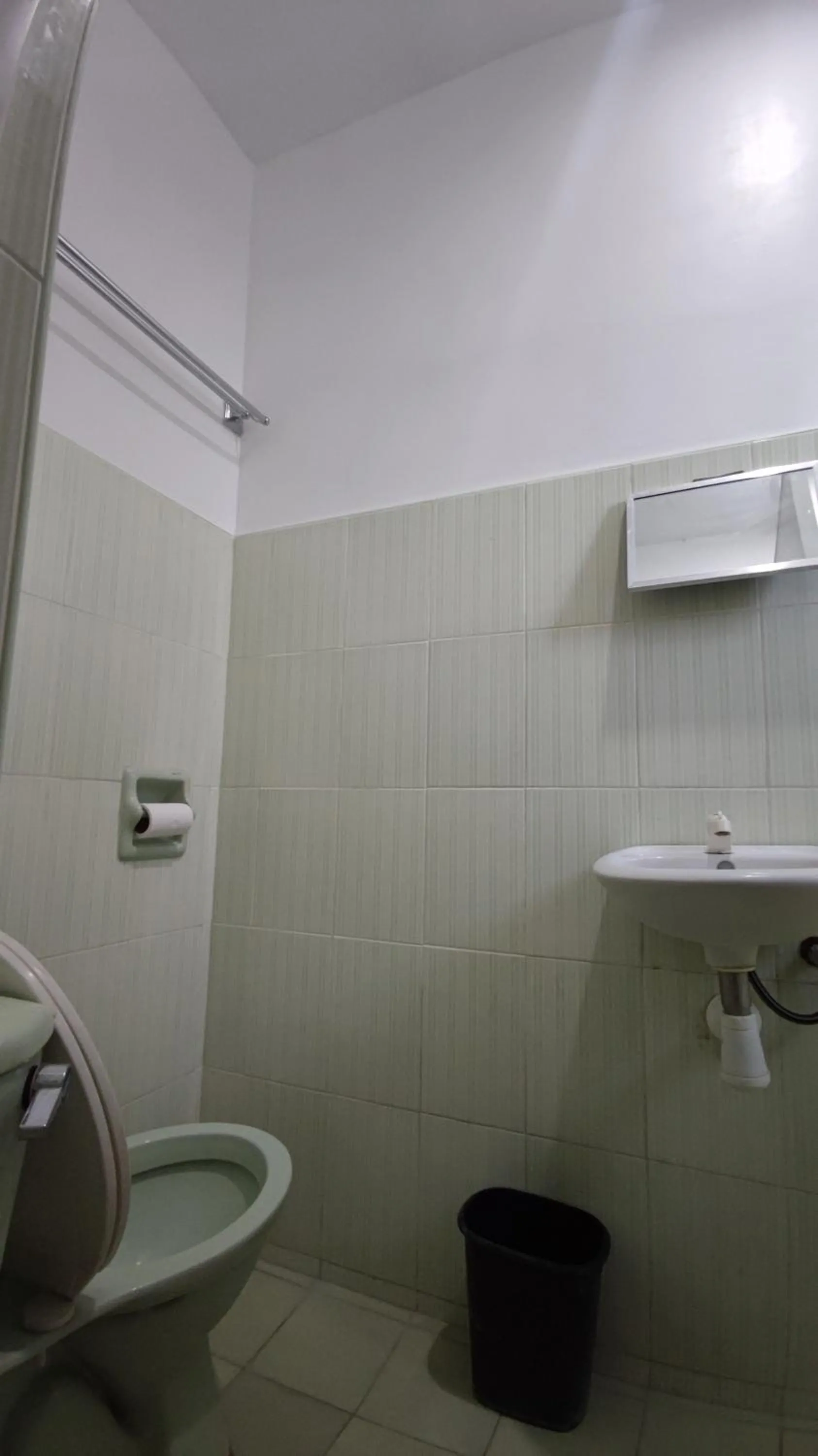 Toilet in R & R (Rest & Relax) Guesthouse