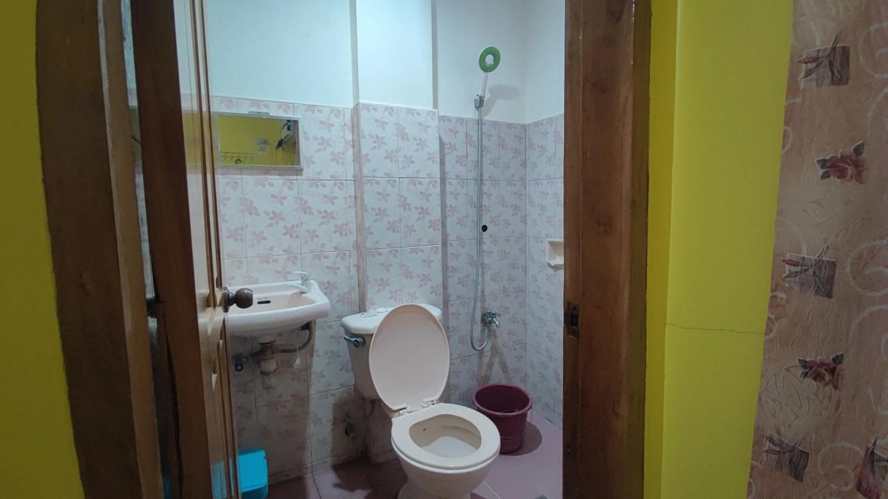 Toilet in R & R (Rest & Relax) Guesthouse