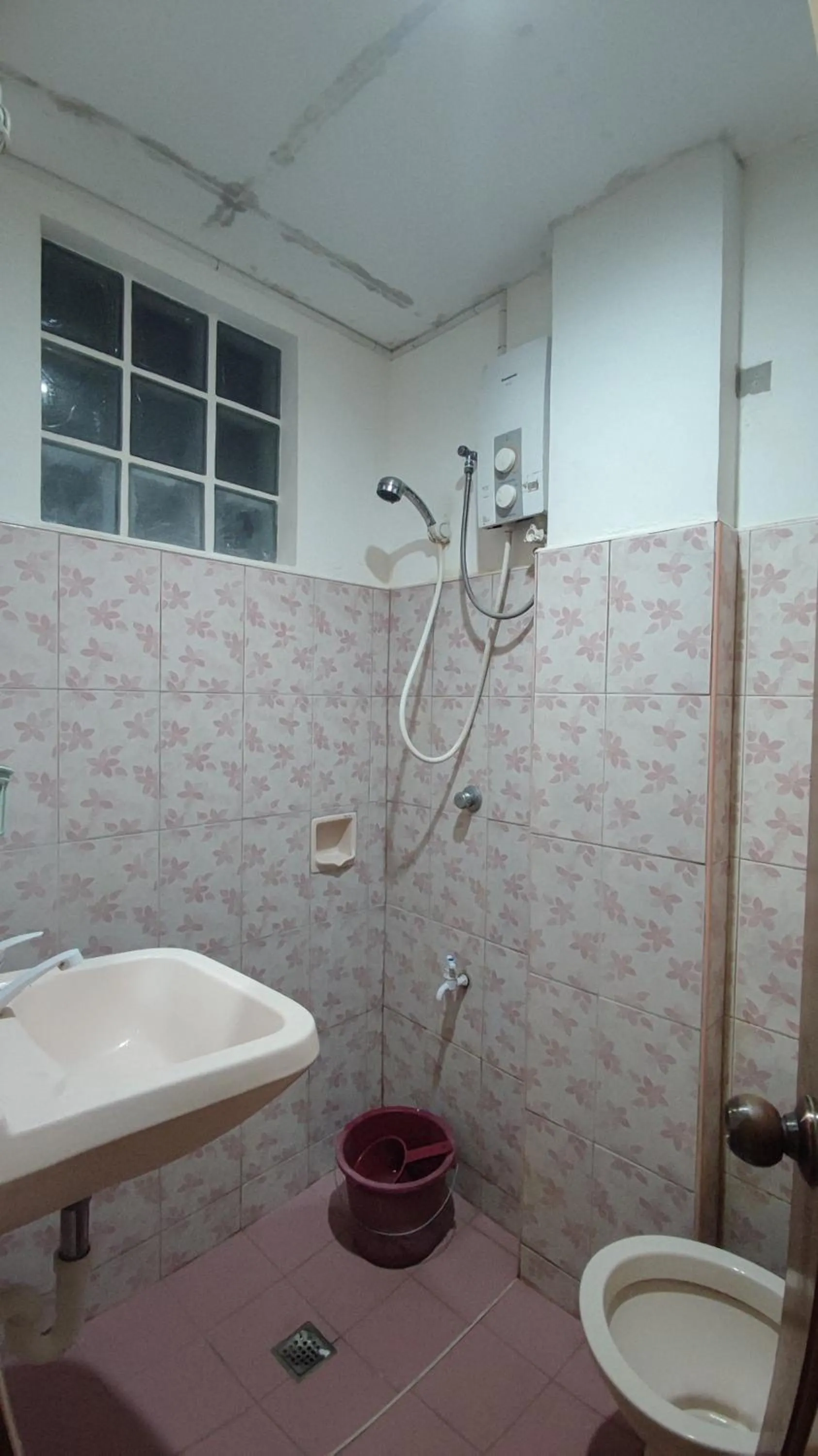 Shower in R & R (Rest & Relax) Guesthouse