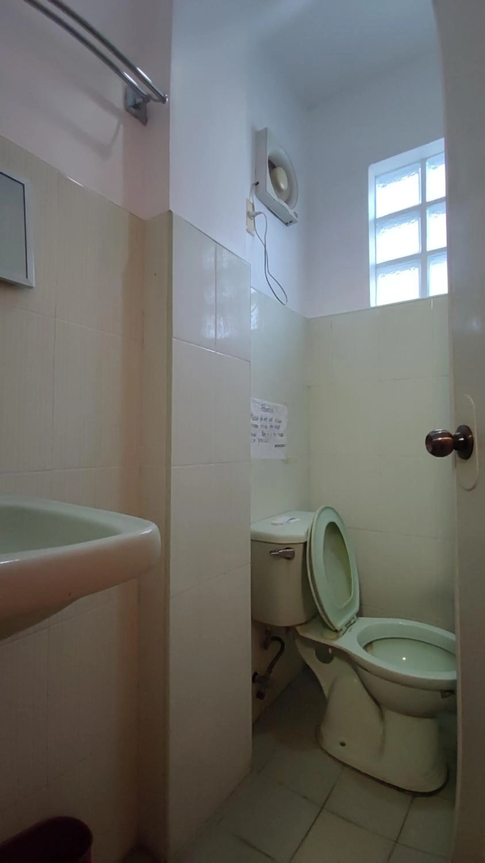 Shower in R & R (Rest & Relax) Guesthouse