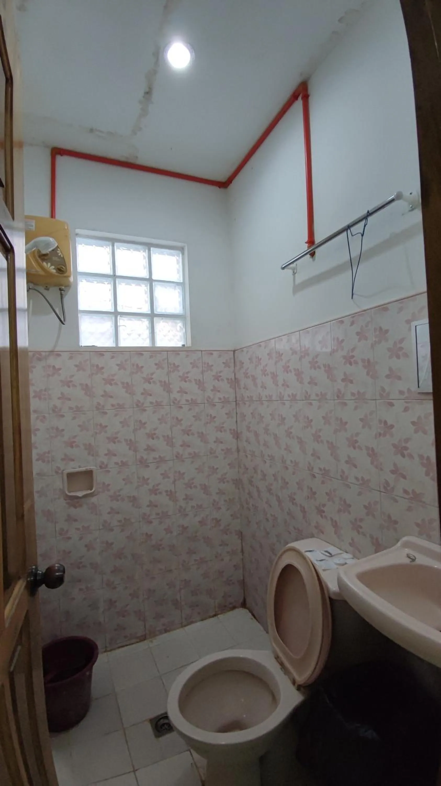 Toilet in R & R (Rest & Relax) Guesthouse