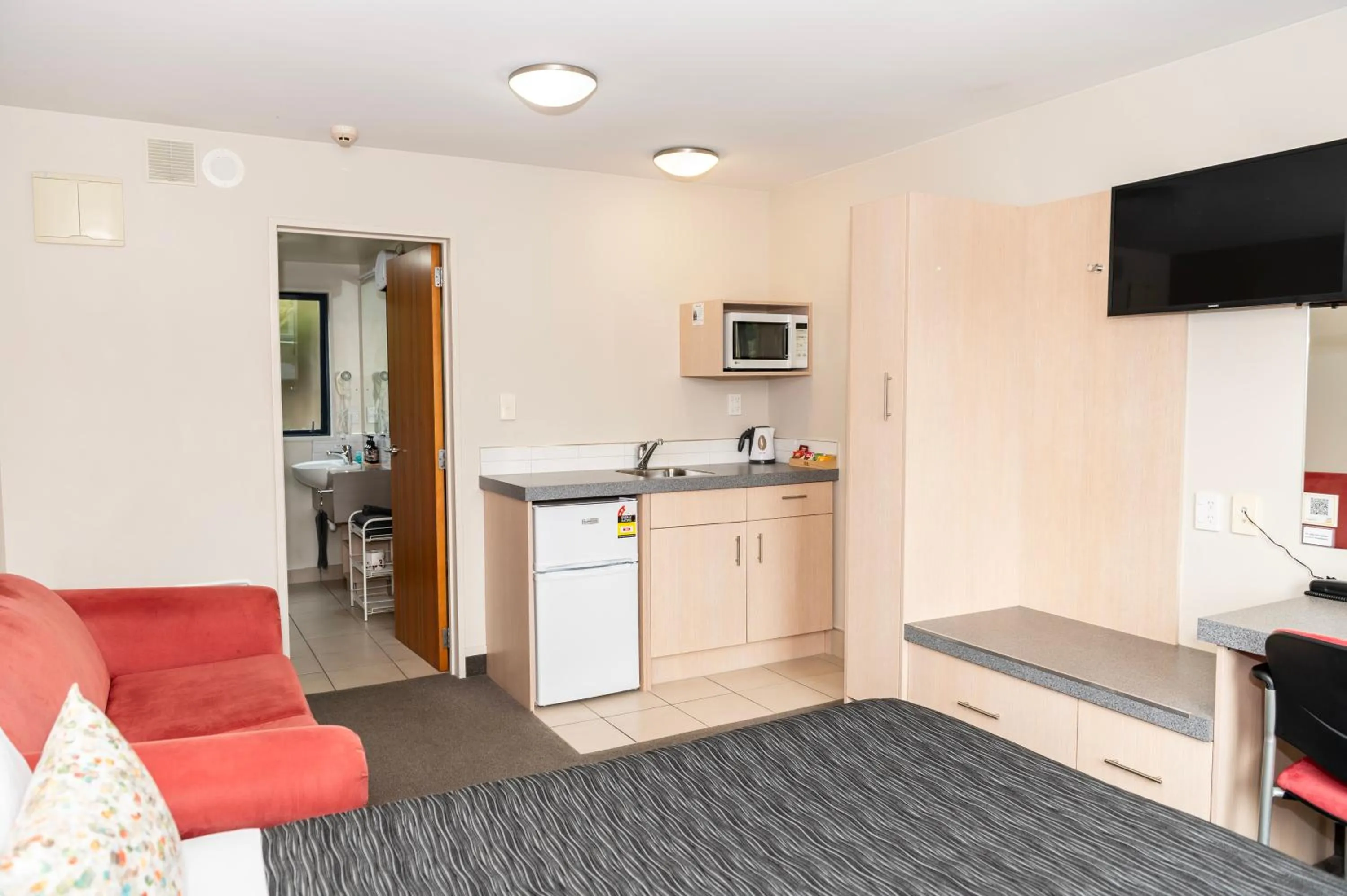 TV and multimedia in Albatross Motel