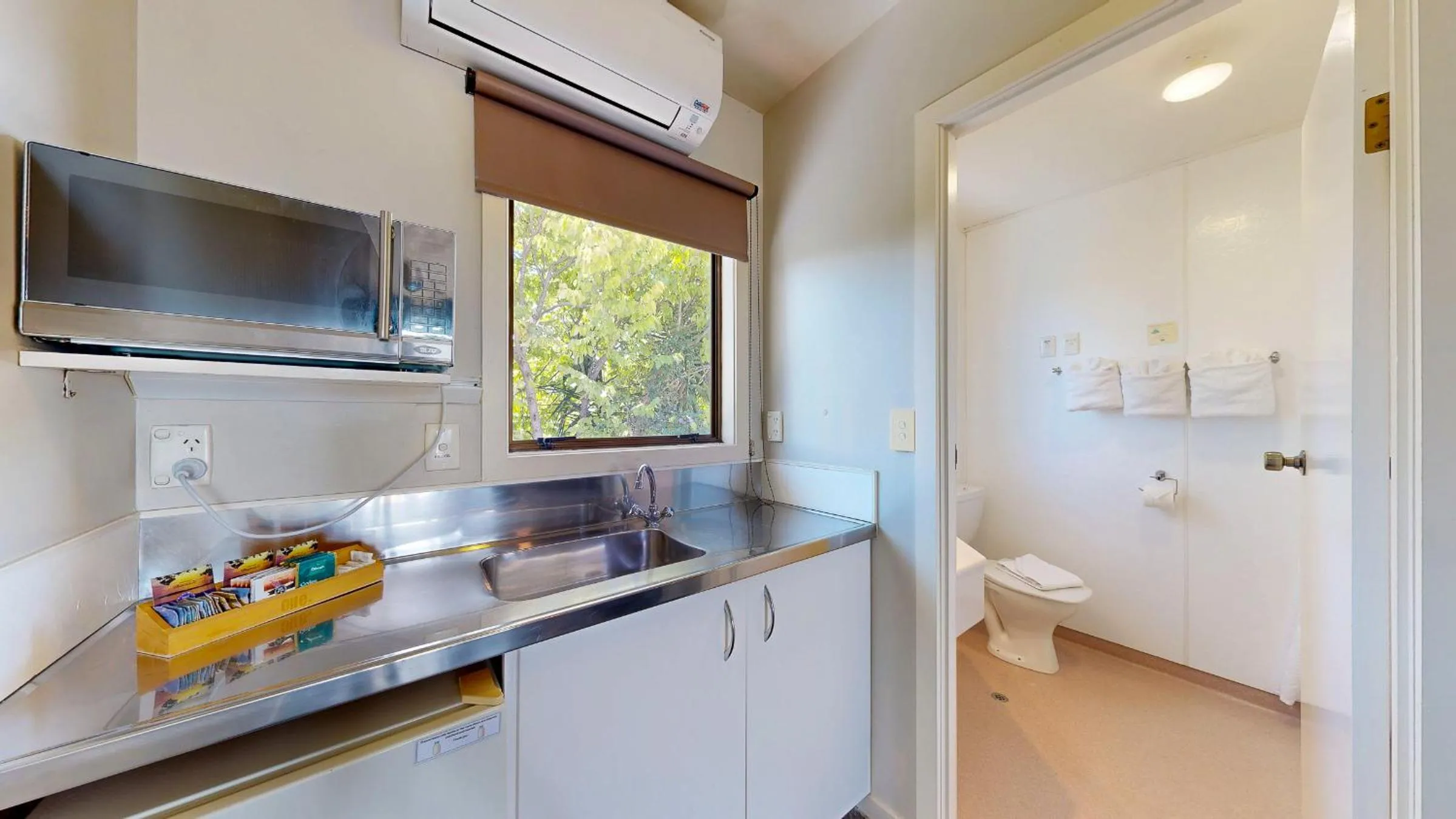 Kitchen or kitchenette in Albatross Motel