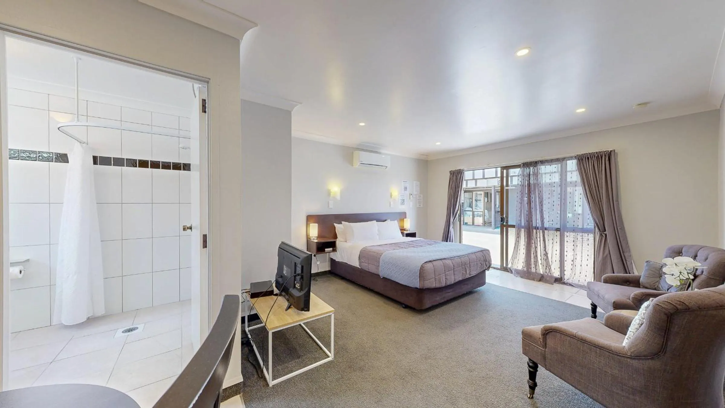 Seating area, Bed in Albatross Motel