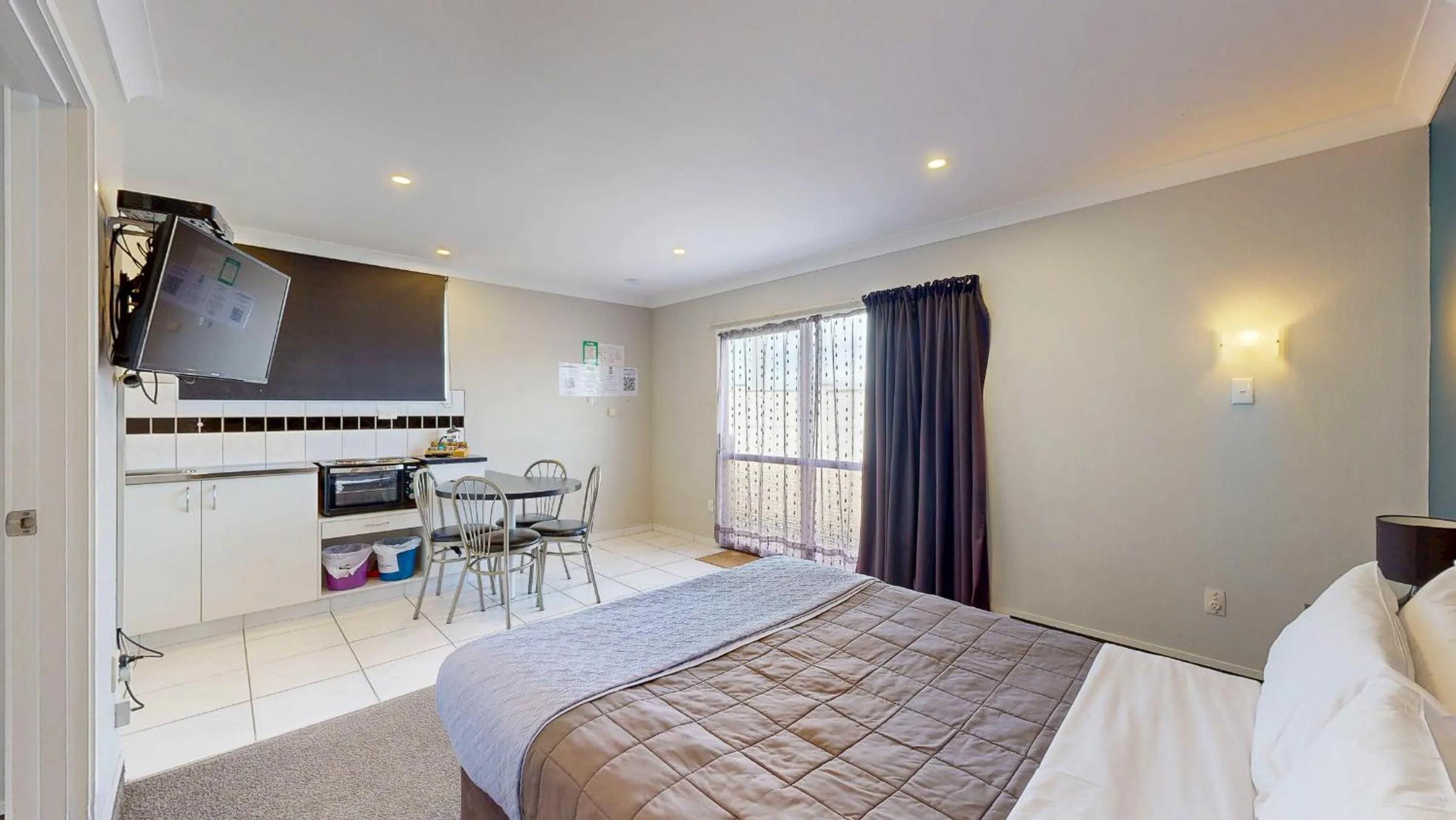 Bed in Albatross Motel