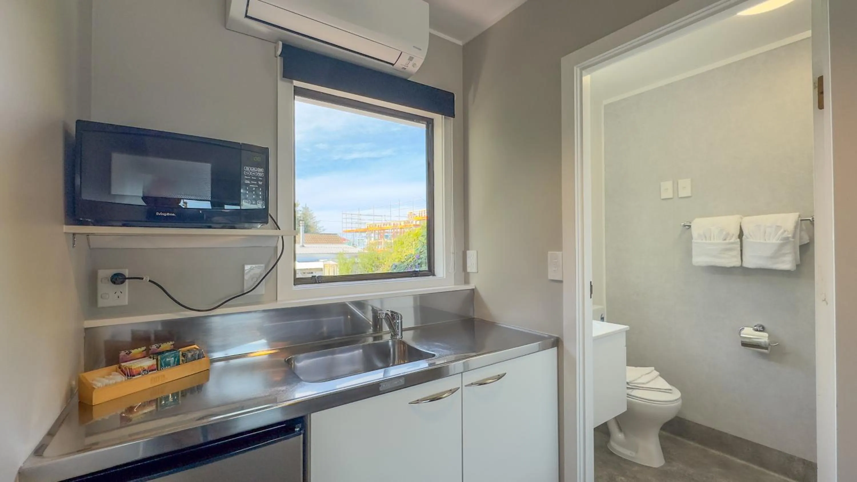 Kitchen or kitchenette in Albatross Motel