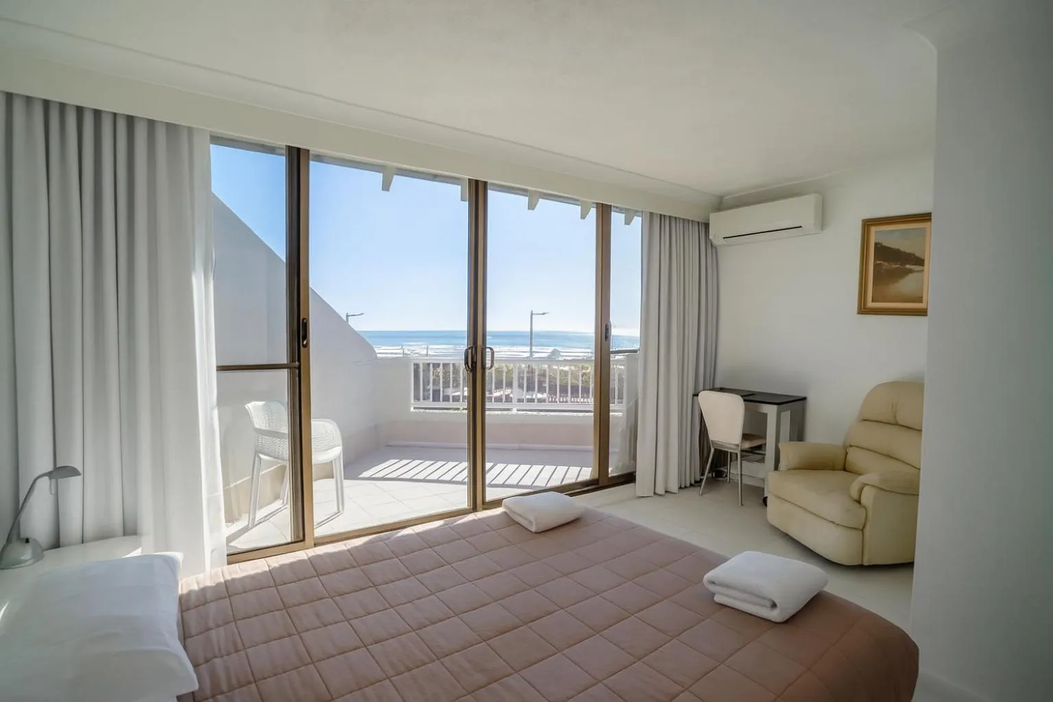 Bedroom, Bed in The Breakers