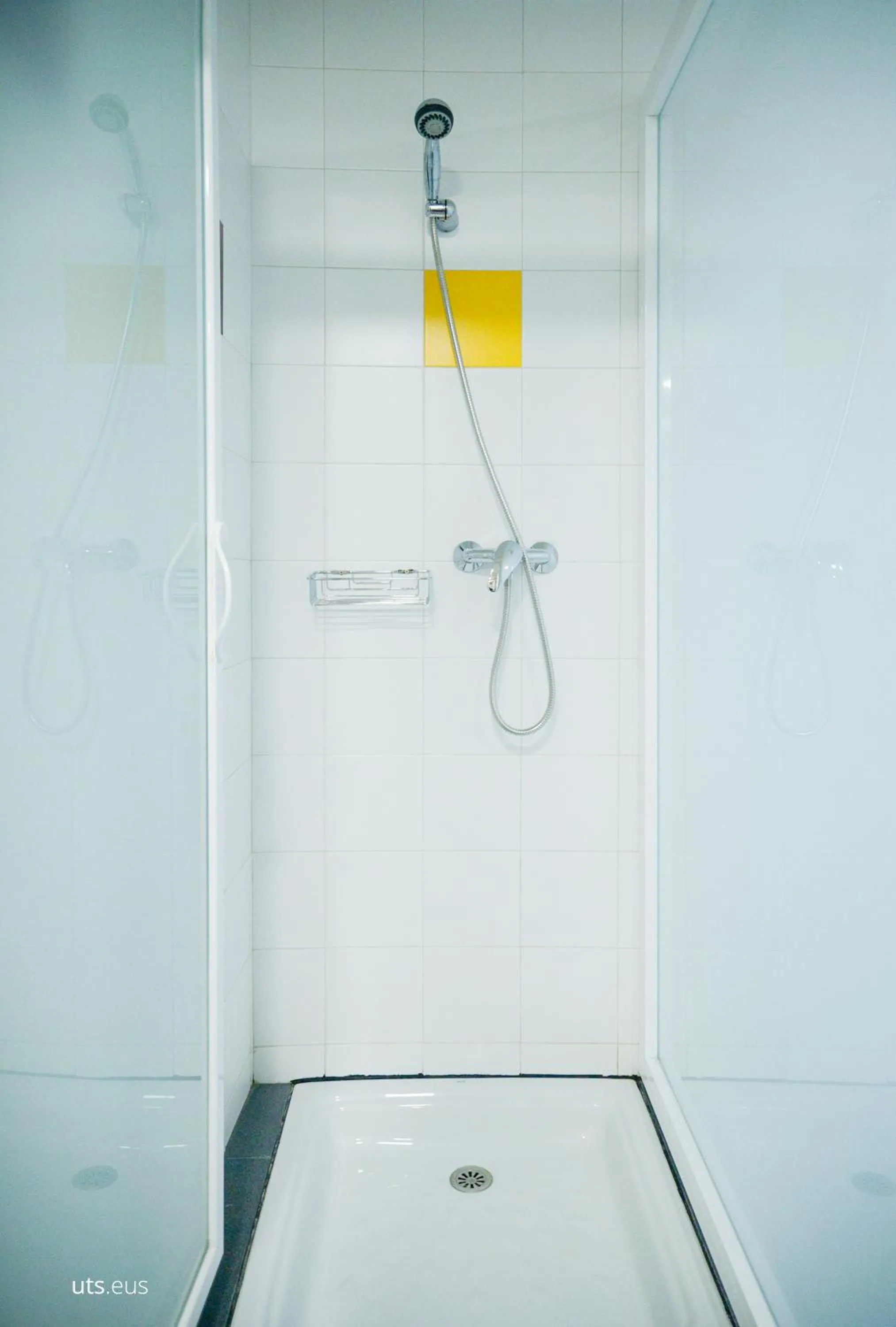 Shower in ABARAXKA HOSTEL Disfruta la Vía Verde del Urola hasta la Playa - Naturaleza Montañas y Riqueza Cultural
