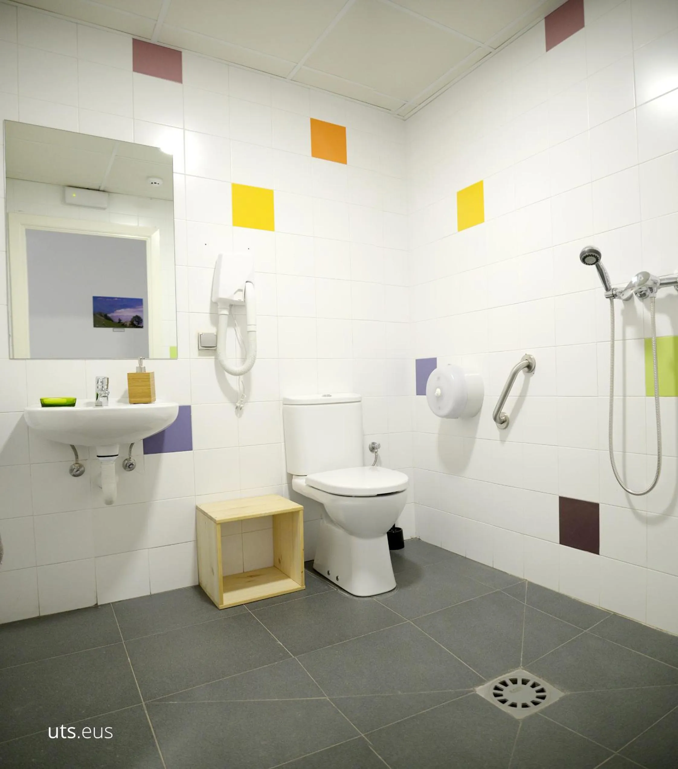 Bathroom in ABARAXKA HOSTEL Disfruta la Vía Verde del Urola hasta la Playa - Naturaleza Montañas y Riqueza Cultural