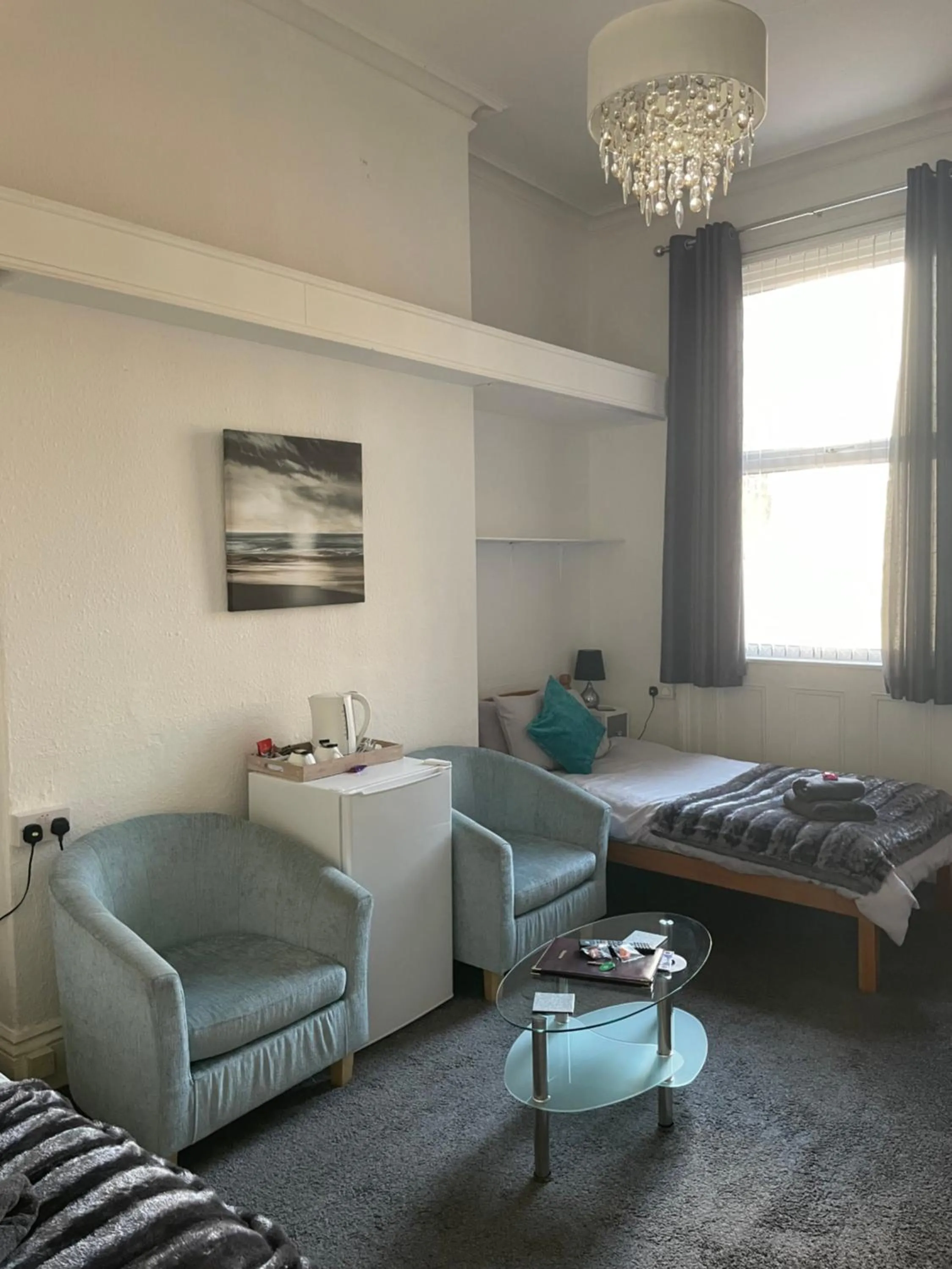 Seating area, Bed in Carlton House Guesthouse