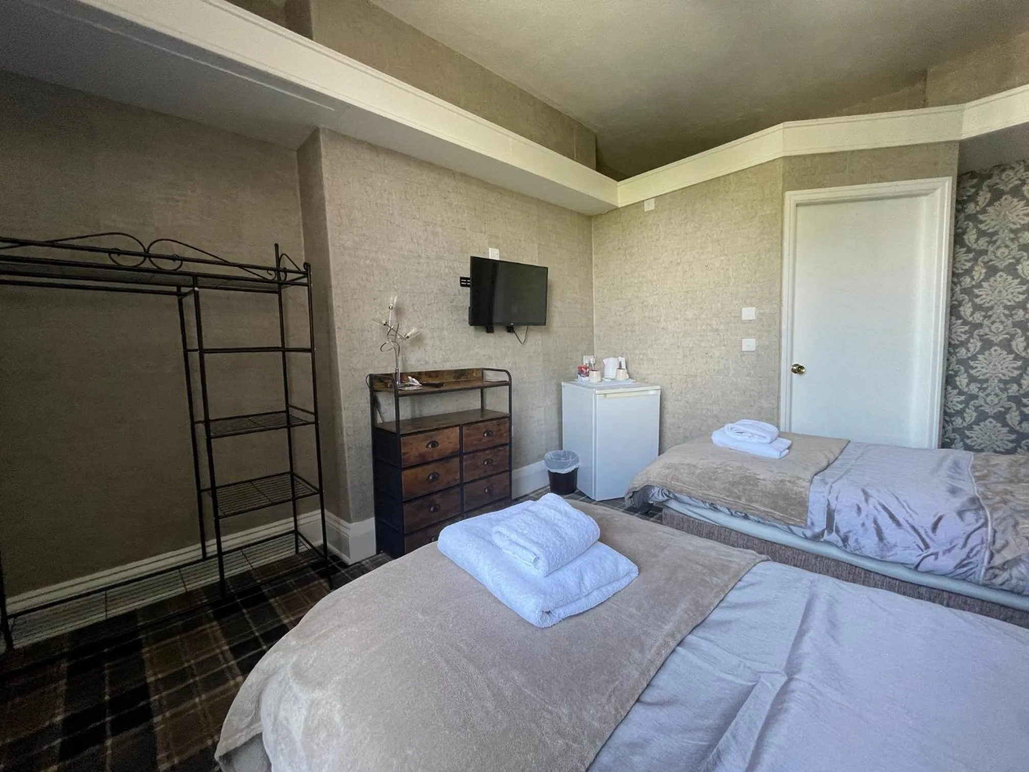 Photo of the whole room, Bed in Carlton House Guesthouse