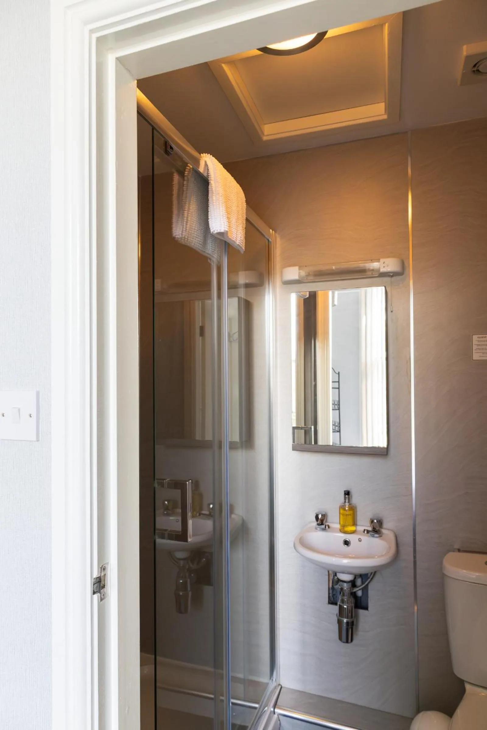 Bathroom in Carlton House Guesthouse