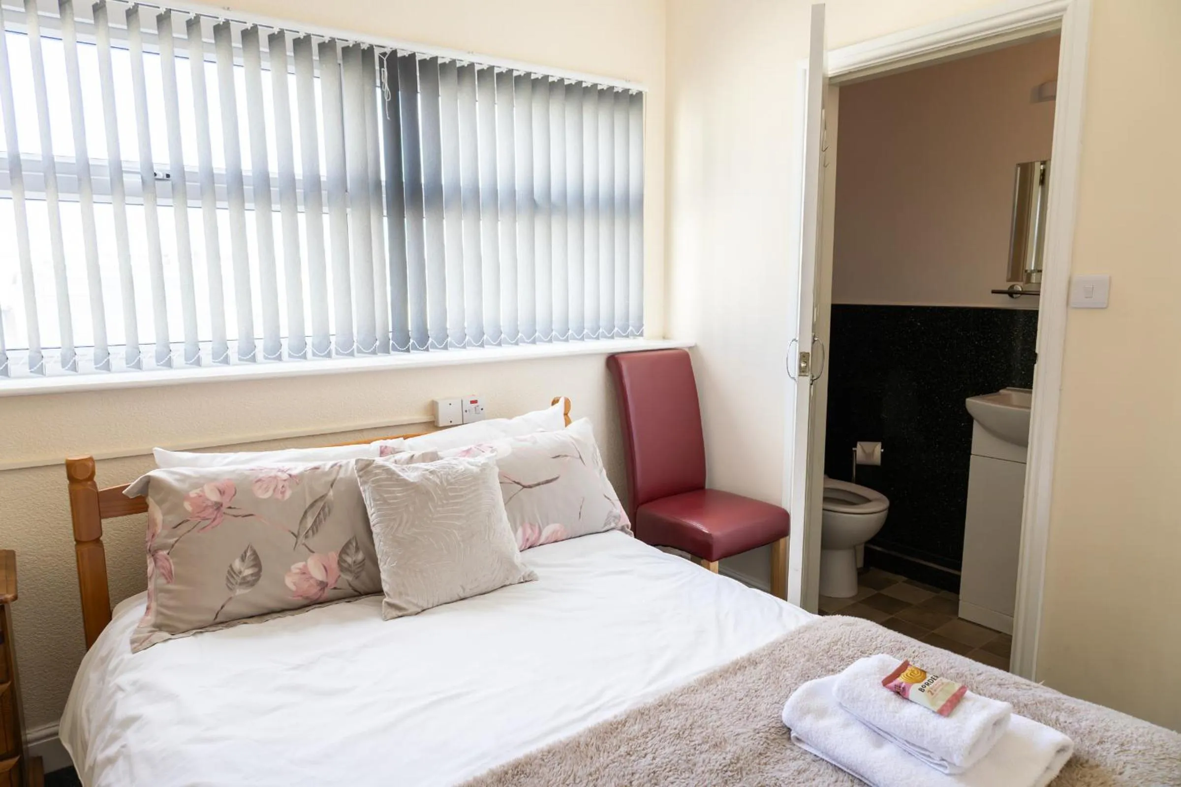 Bedroom, Bed in Carlton House Guesthouse