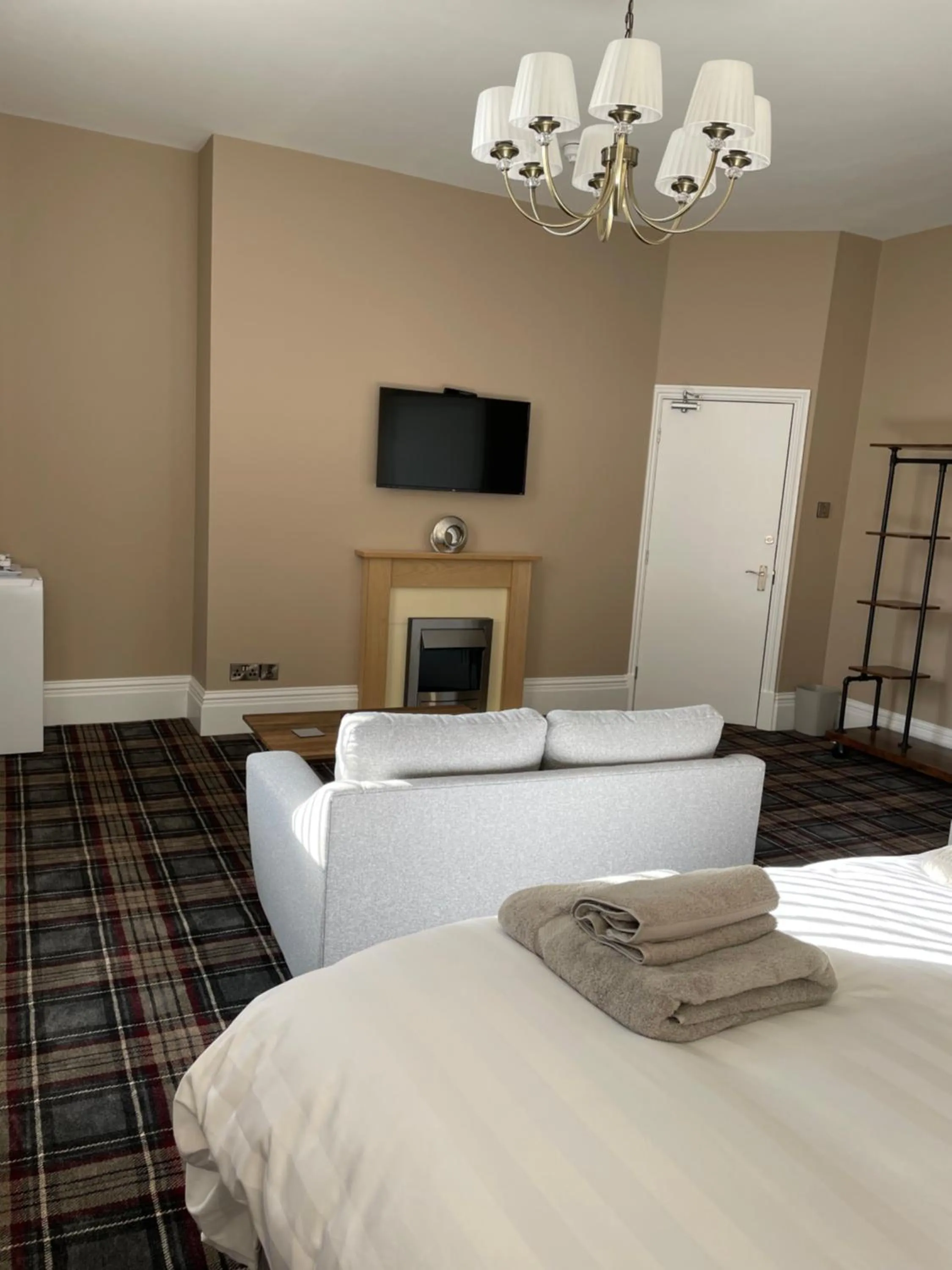 Seating area, Bed in Carlton House Guesthouse