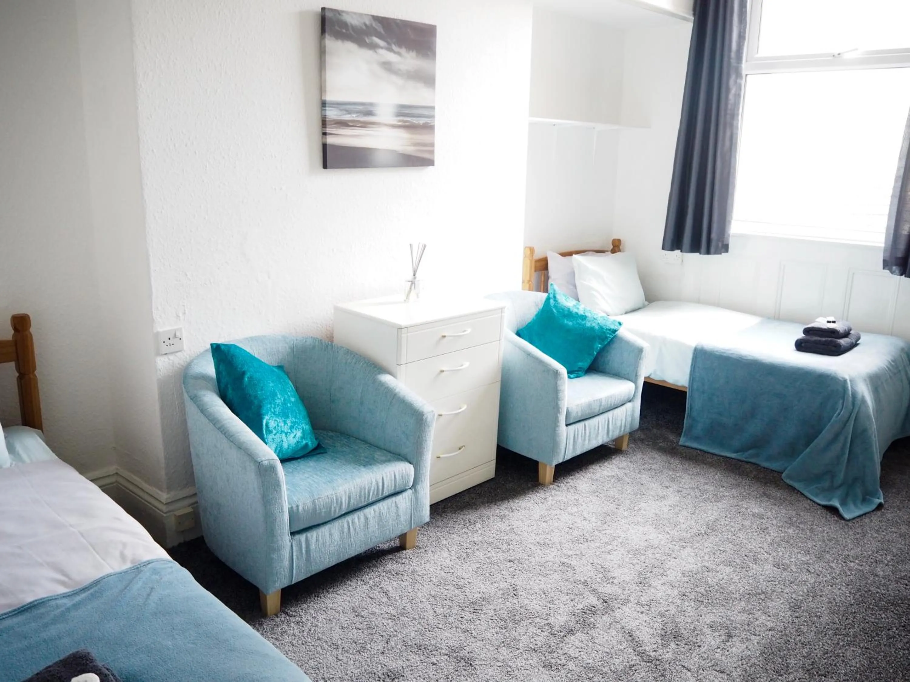 Seating area, Bed in Carlton House Guesthouse