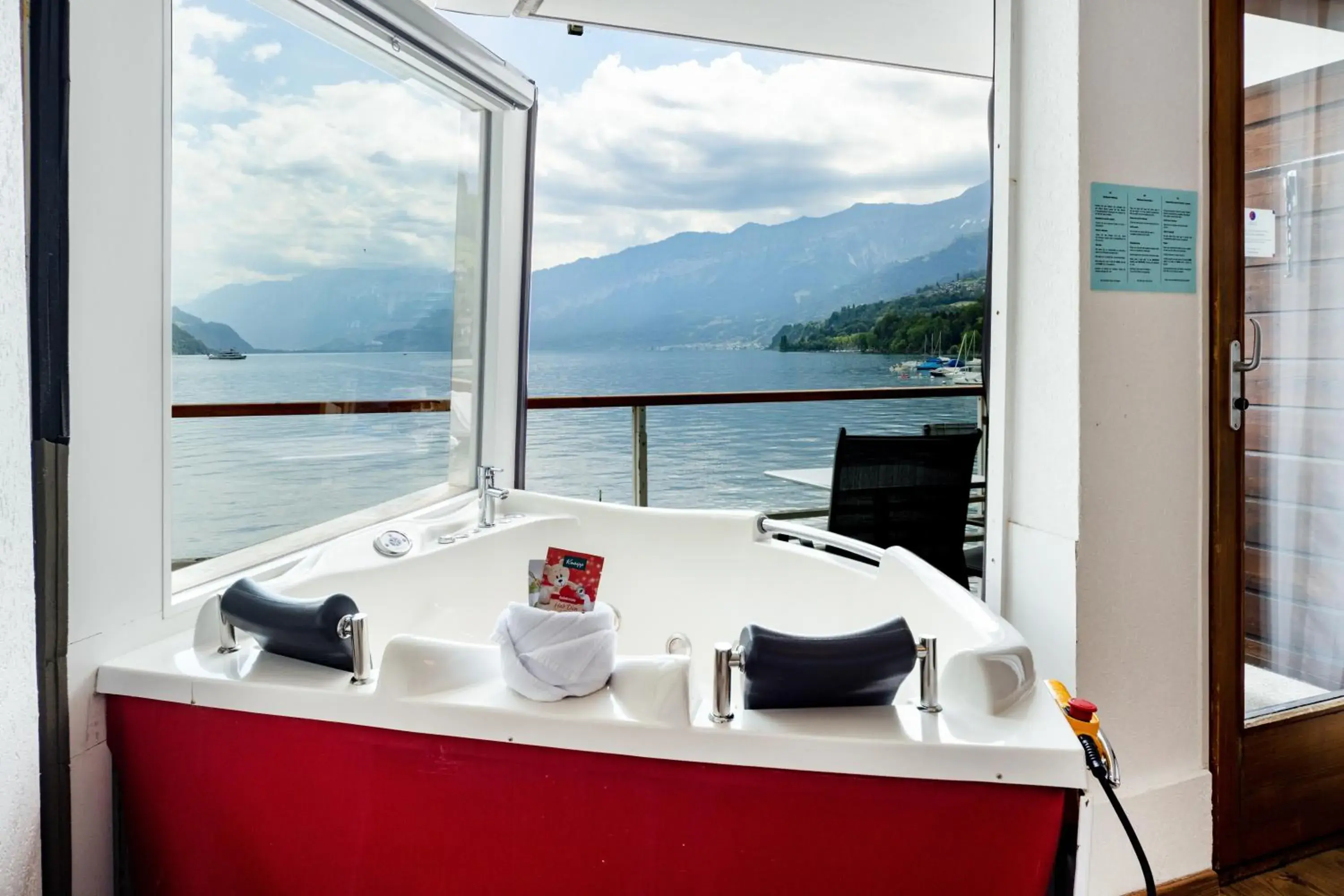 Queen Room with Rolling Jacuzzi and Lake View in Strandhotel Seeblick Queen Room with Rolling Jacuzzi and Lake View in Strandhotel Seeblick