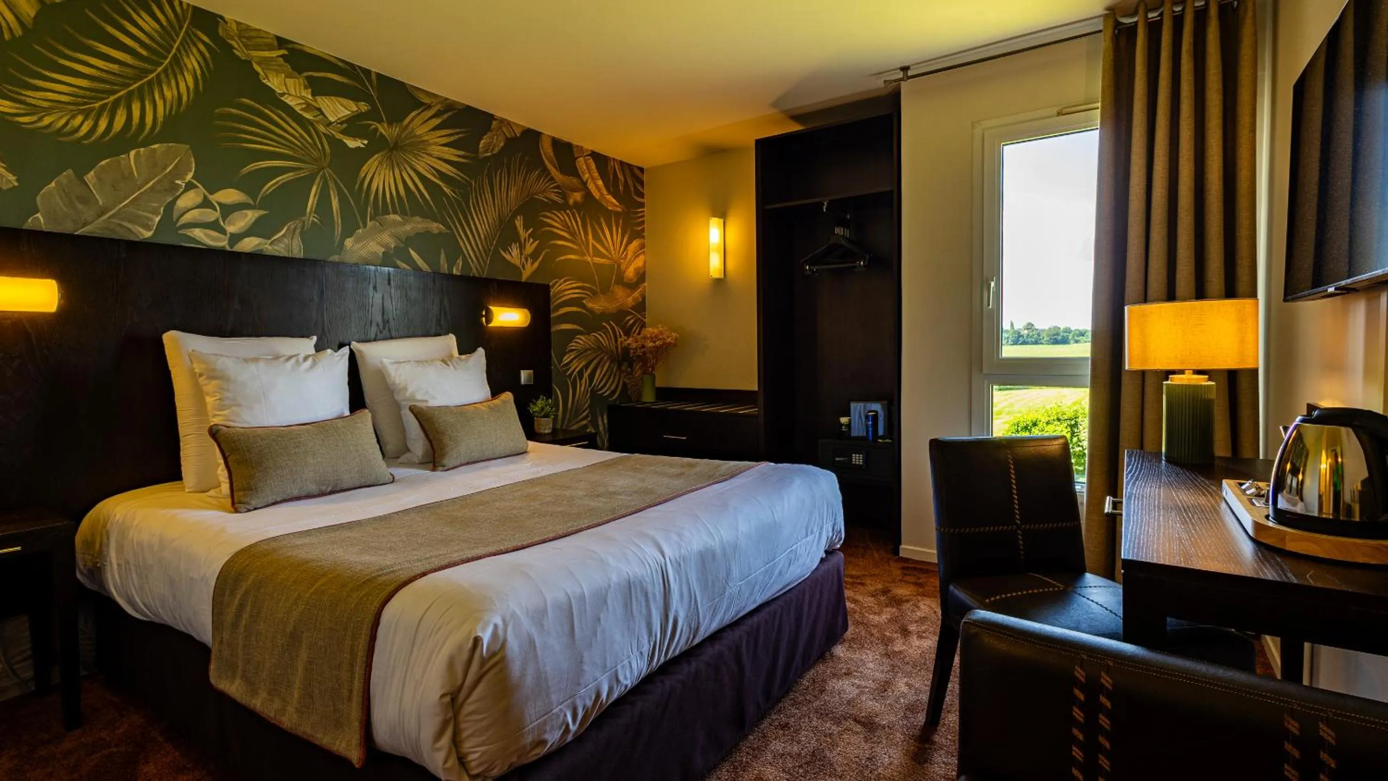 Property building, Bed in Logis Hostellerie D'Aussois