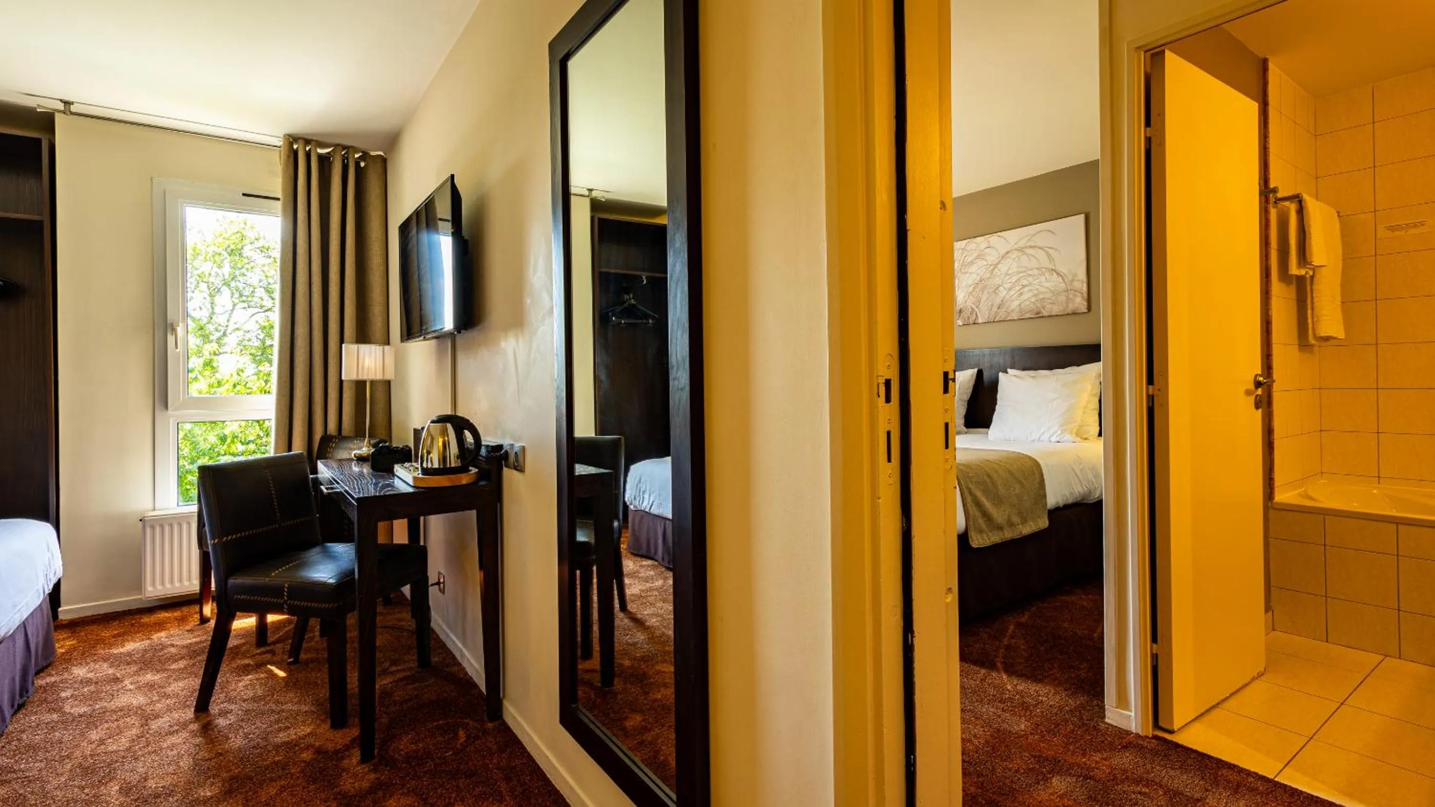 Property building, Bed in Logis Hostellerie D'Aussois