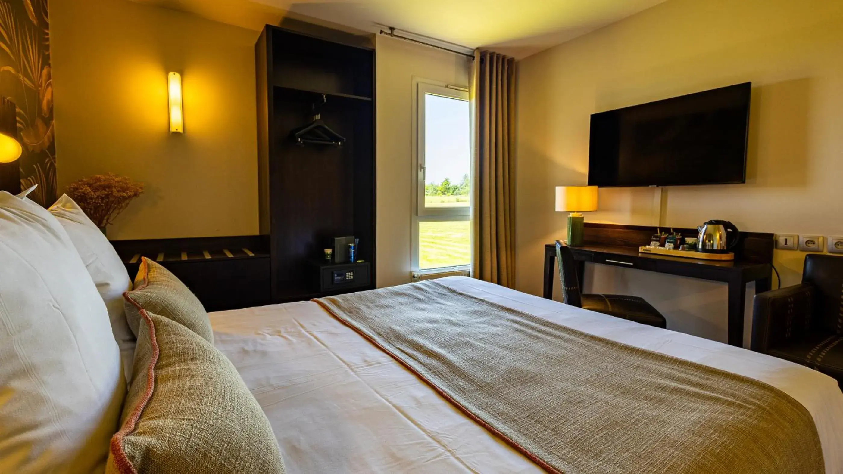 Property building, Bed in Logis Hostellerie D'Aussois Property building, Bed in Logis Hostellerie D'Aussois