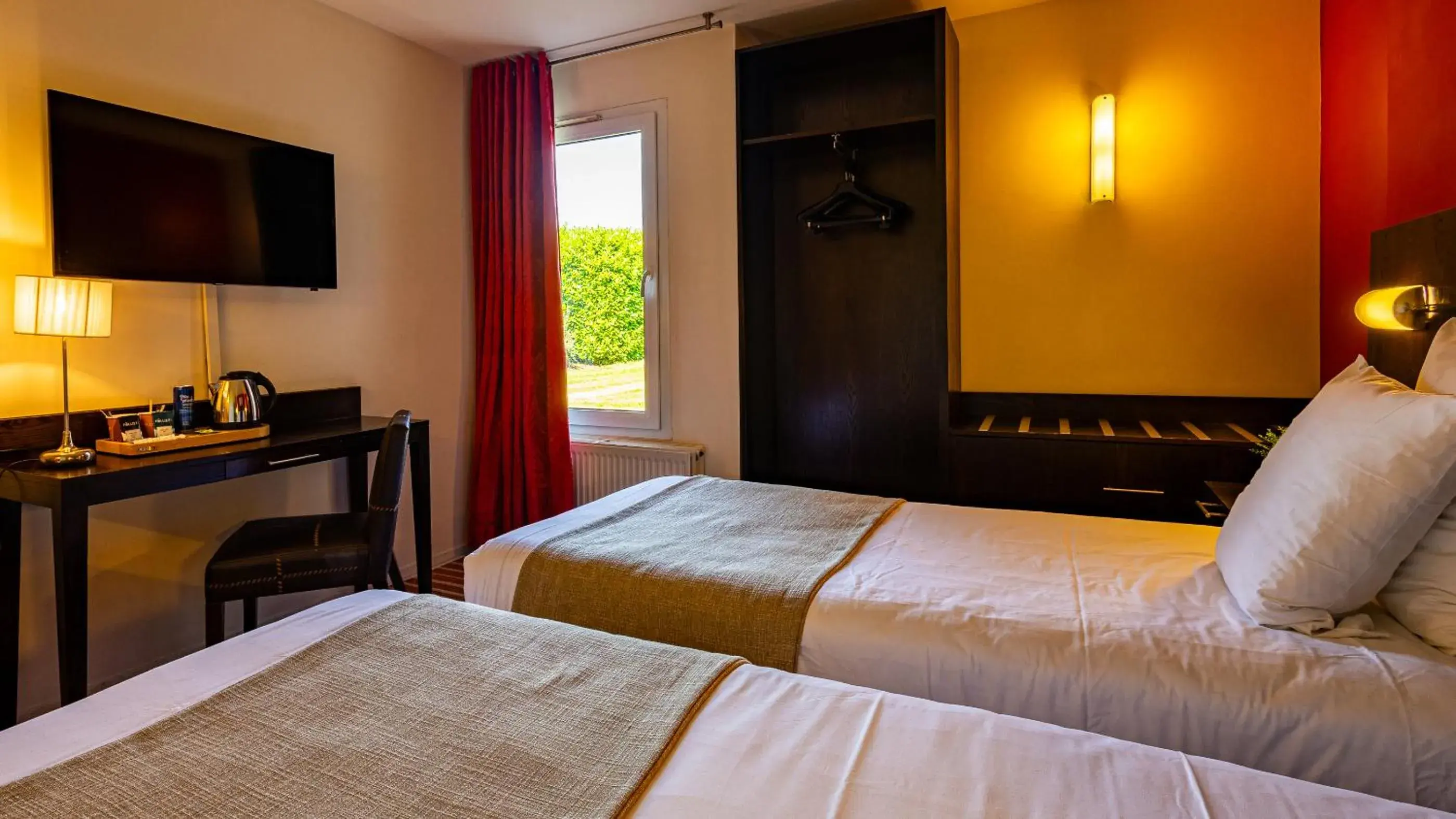 Property building, Bed in Logis Hostellerie D'Aussois Property building, Bed in Logis Hostellerie D'Aussois