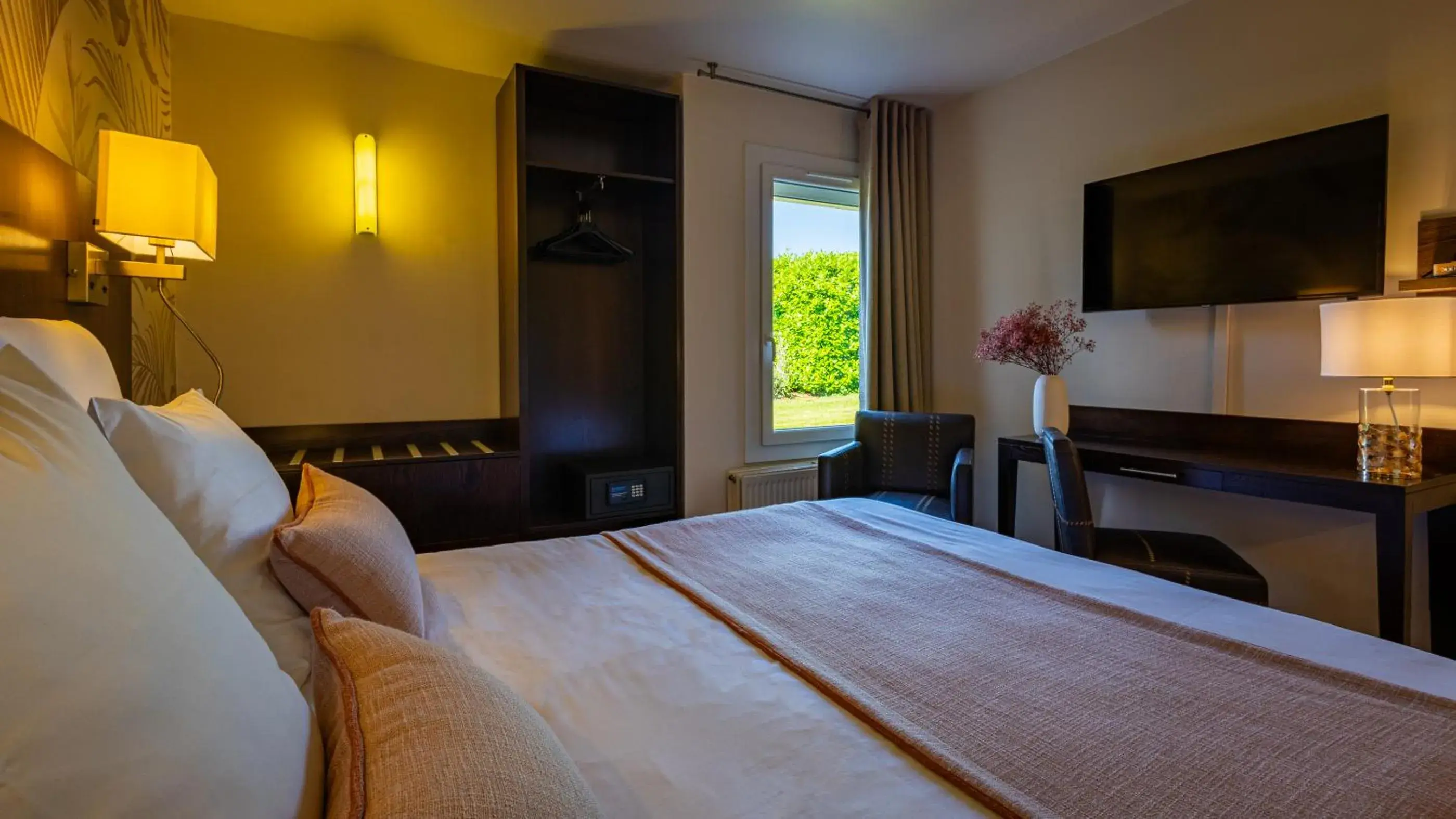 Property building, Bed in Logis Hostellerie D'Aussois Property building, Bed in Logis Hostellerie D'Aussois