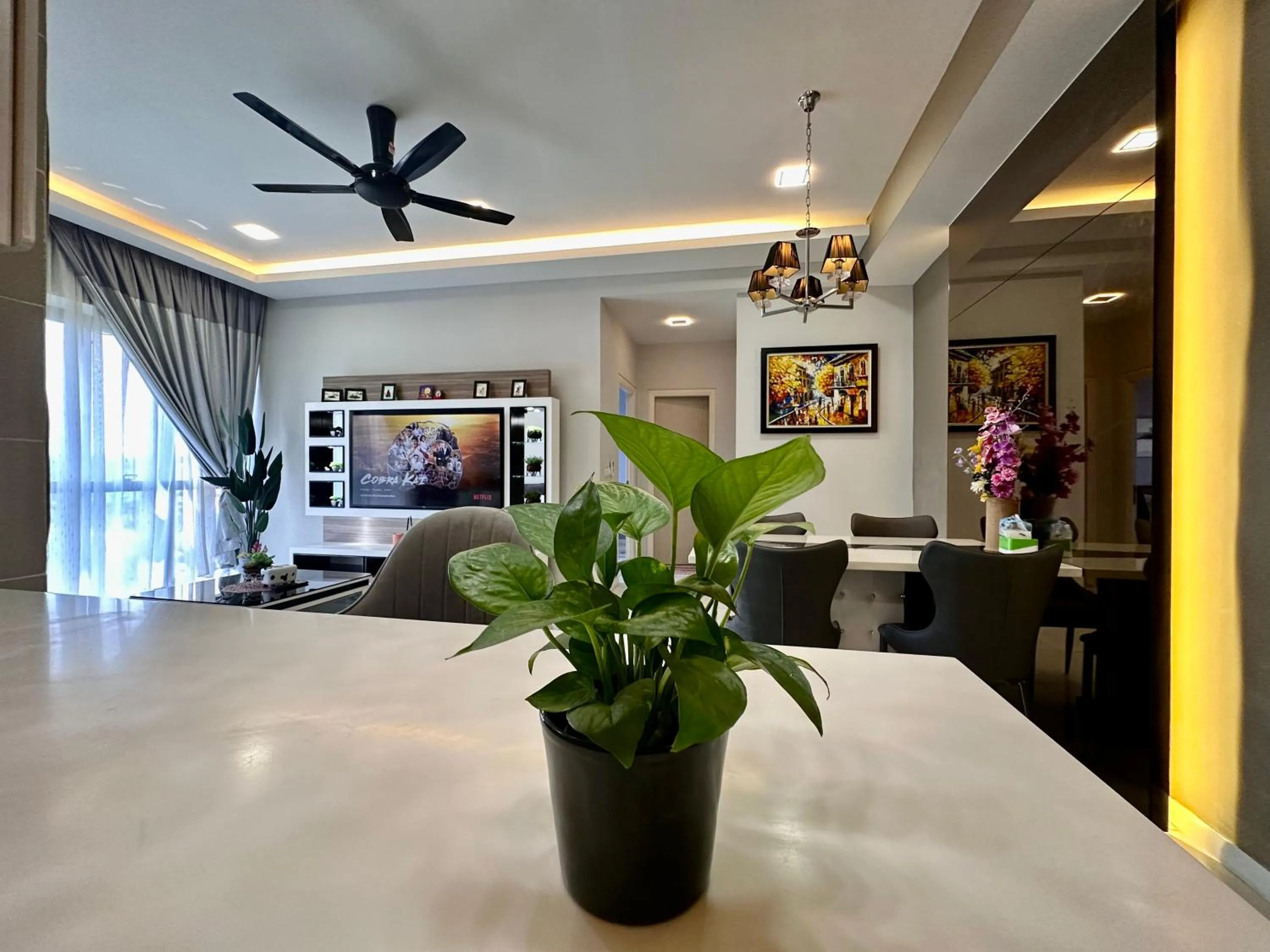 Communal lounge/ TV room in Takuro Homestay