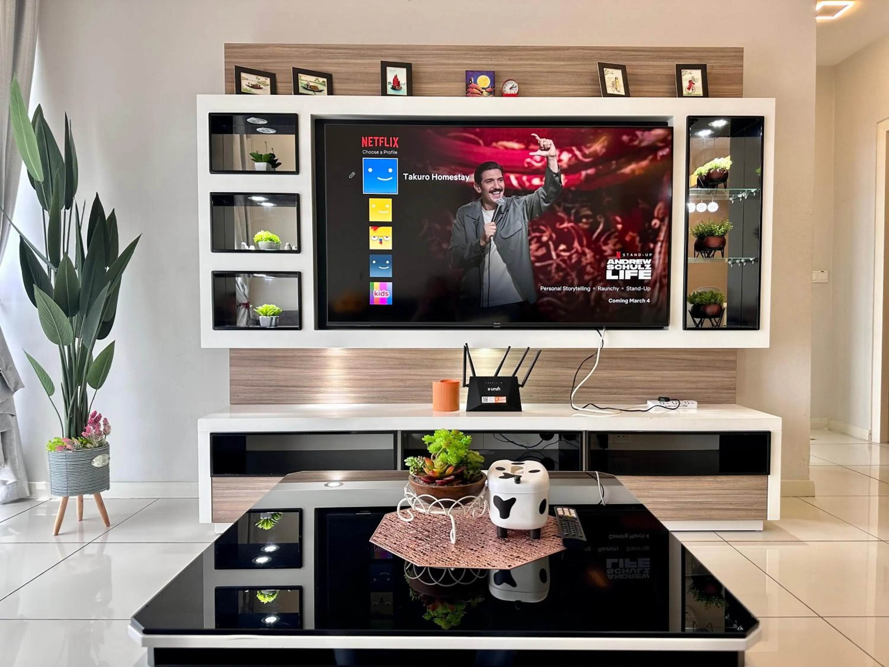 Communal lounge/ TV room in Takuro Homestay