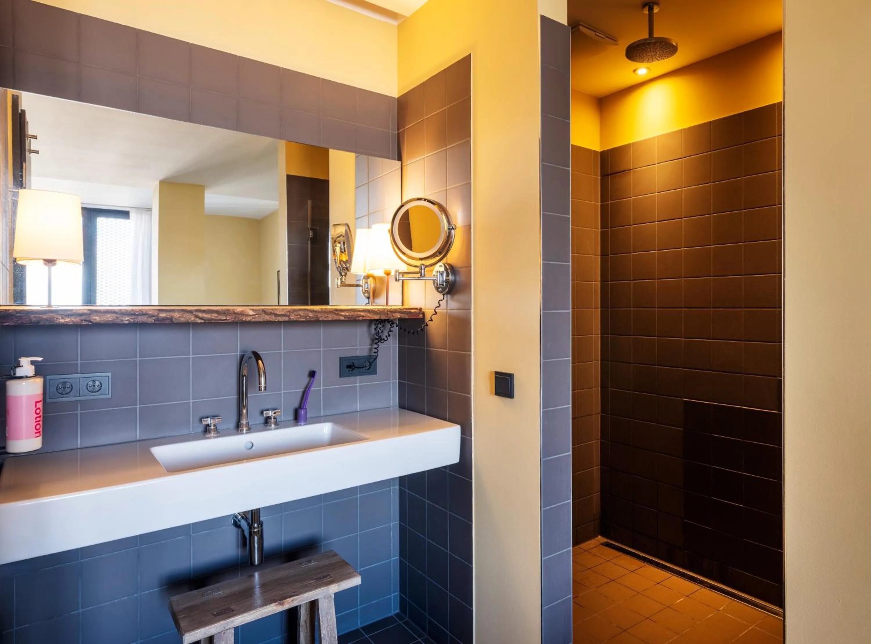 Shower in Numa Berlin Weinmeister