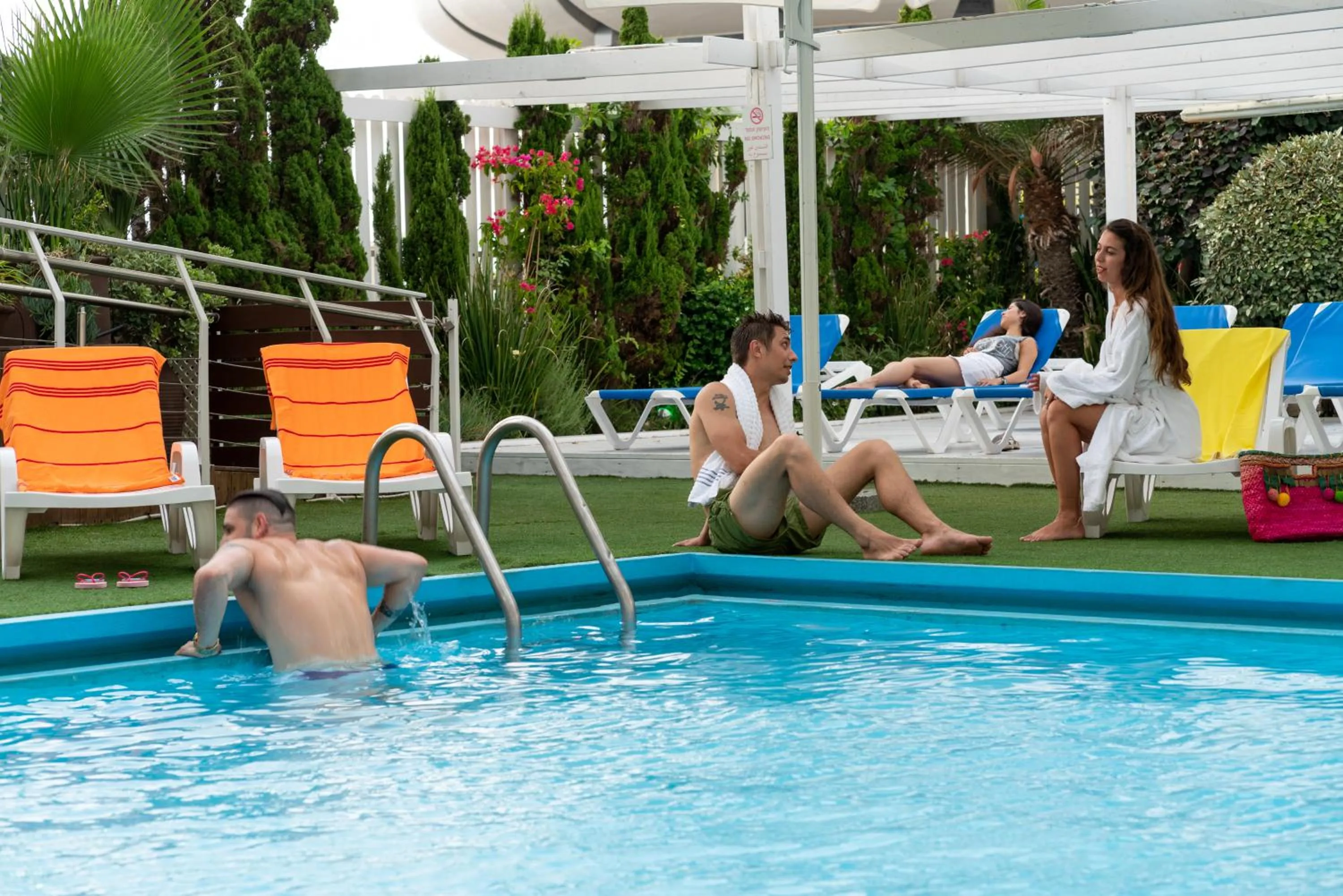 Swimming pool in Leonardo Beach Tel Aviv