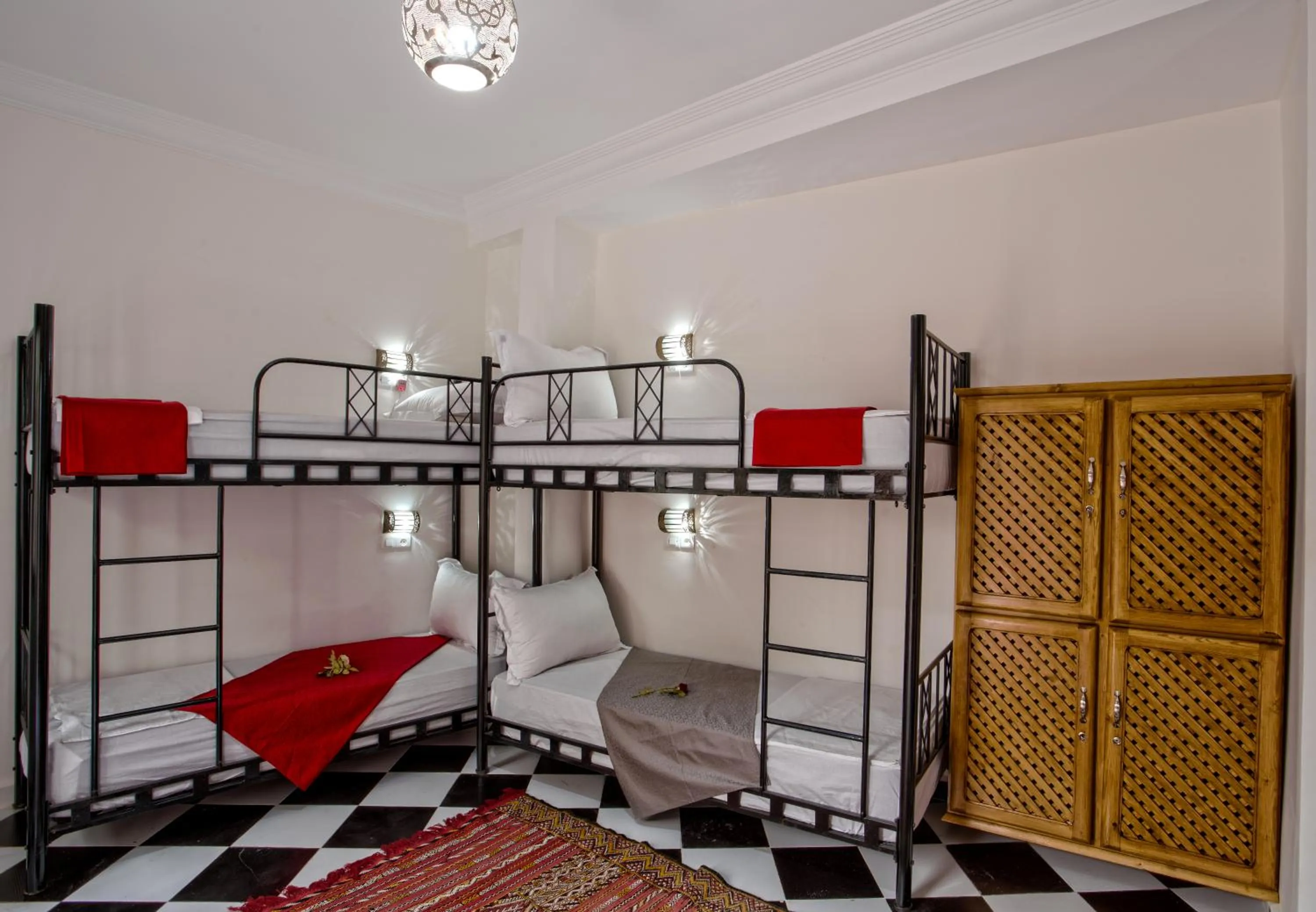 Staff, Bed in Hostel Amour d'auberge