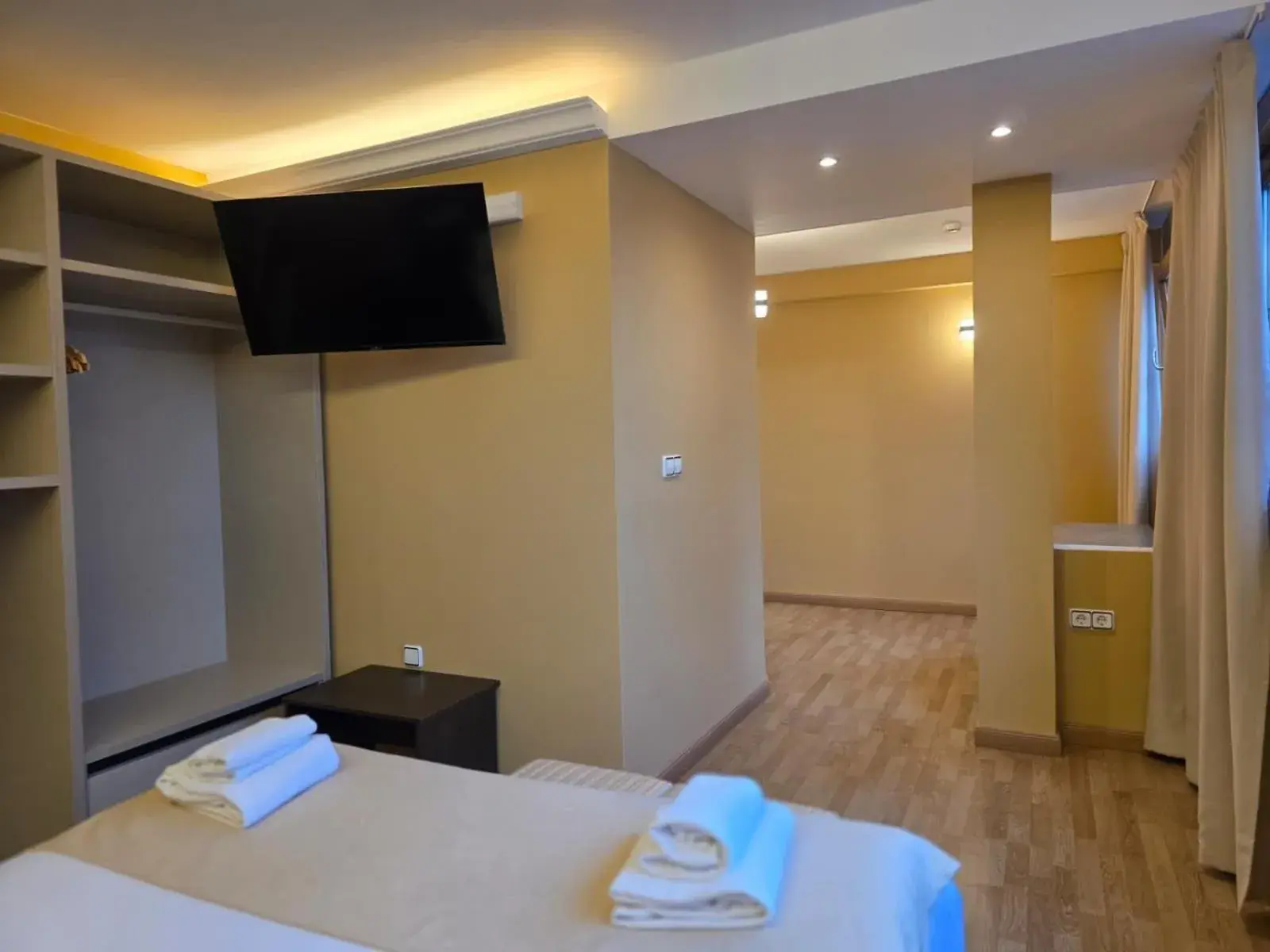 TV and multimedia, Bed in Hotel Santa Catalina by Bossh Hotels! TV and multimedia, Bed in Hotel Santa Catalina by Bossh Hotels!
