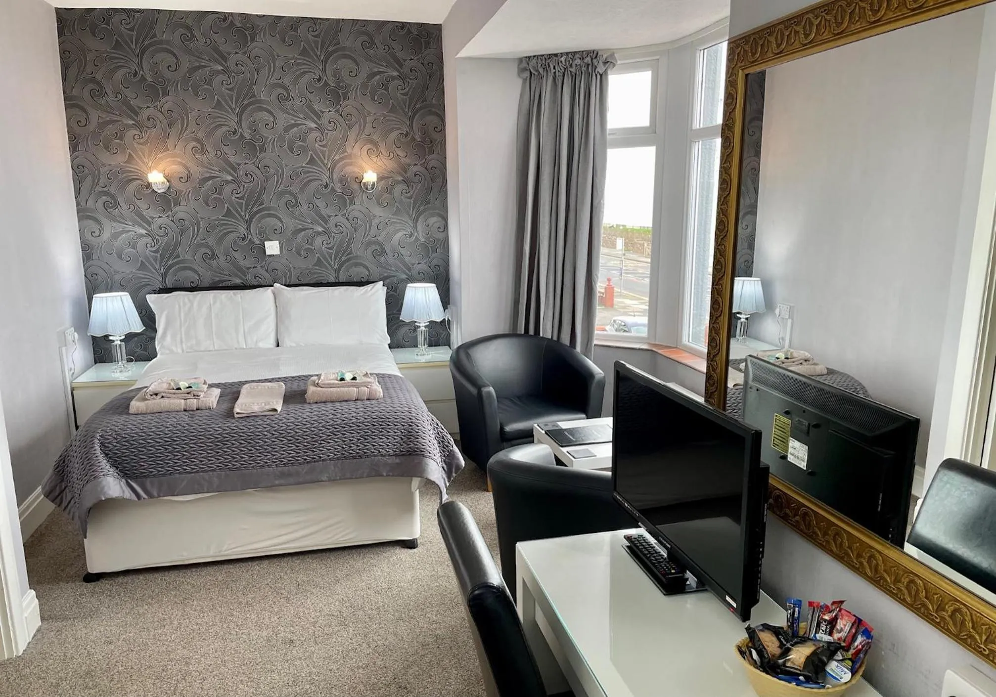 Photo of the whole room, Bed in Windsor Park Hotel