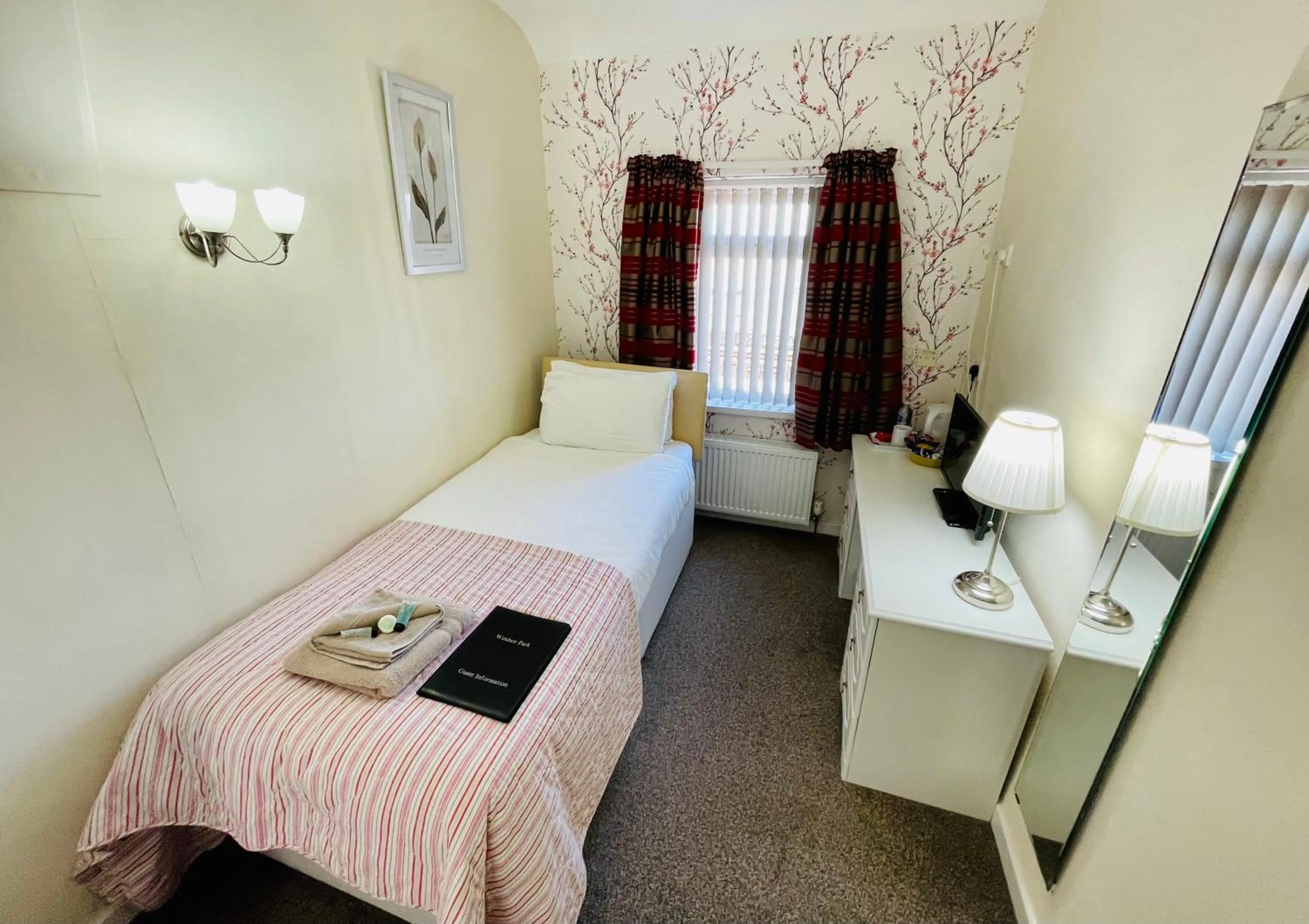 Photo of the whole room, Bed in Windsor Park Hotel