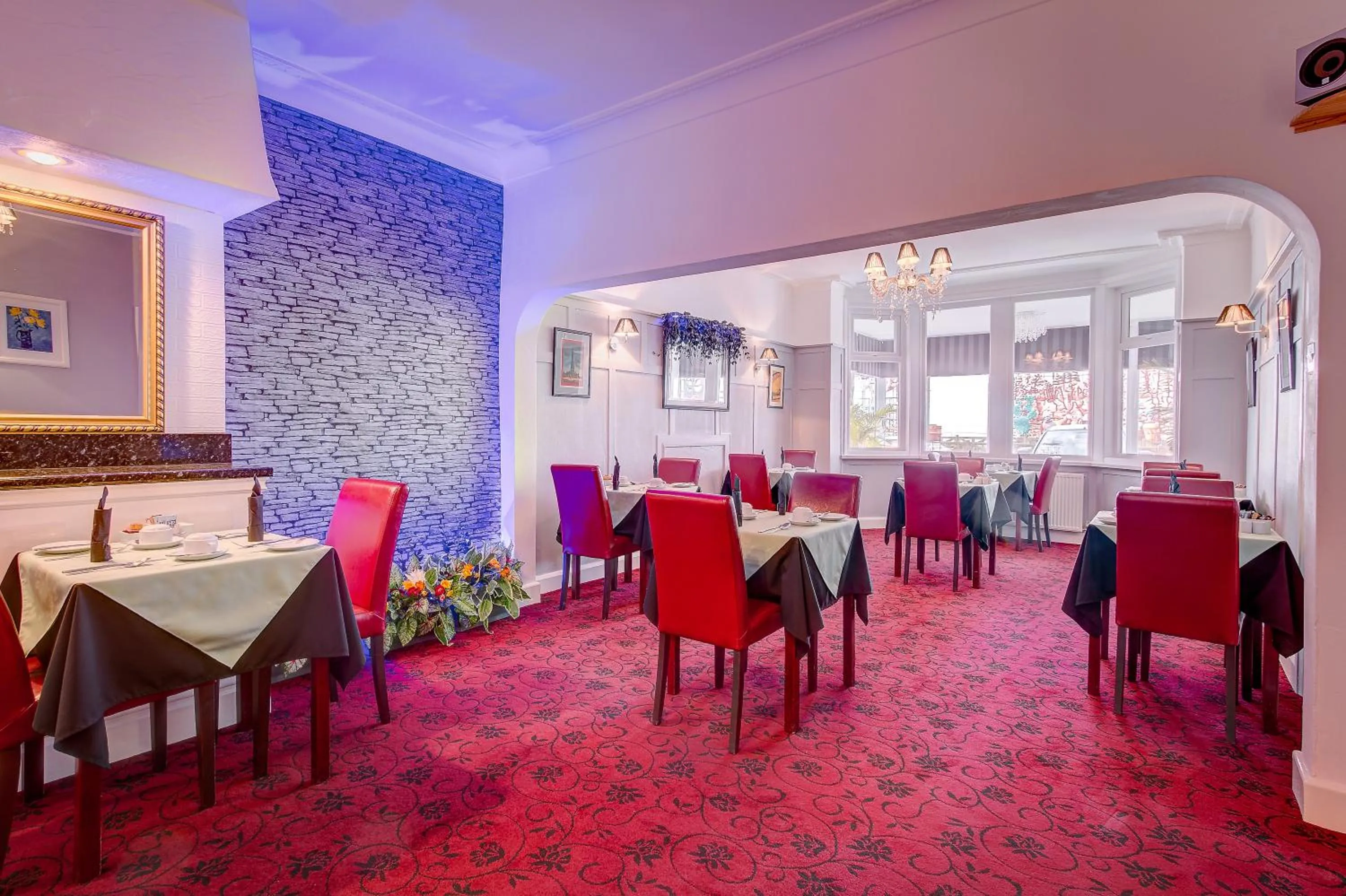 Restaurant/places to eat in Windsor Park Hotel