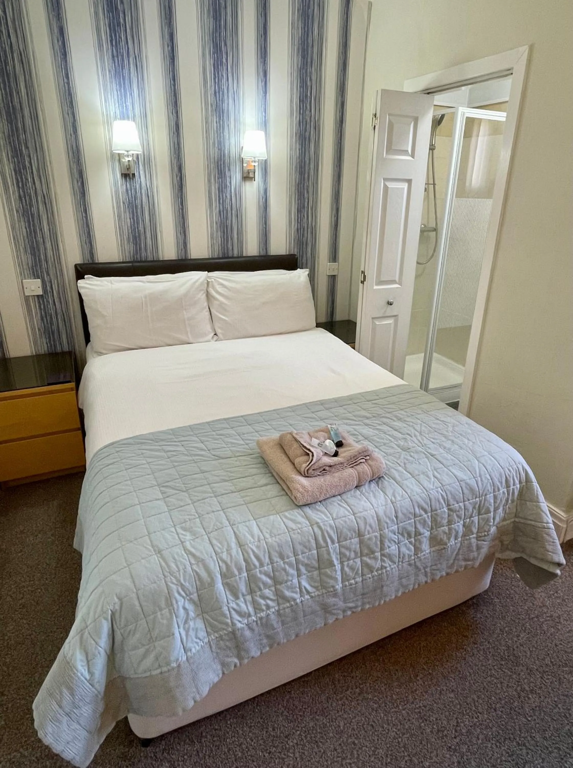 Shower, Bed in Windsor Park Hotel