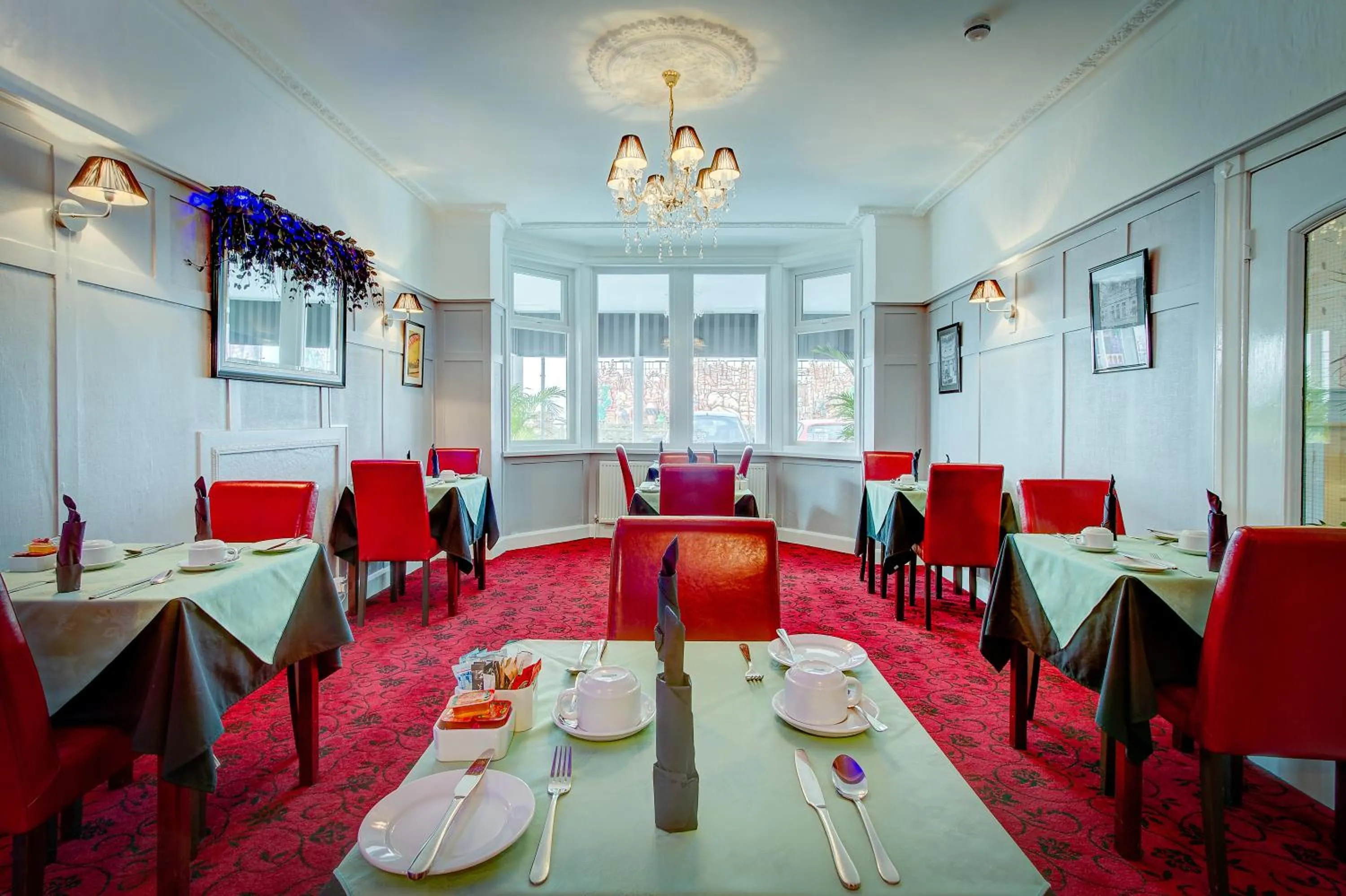 Restaurant/places to eat in Windsor Park Hotel