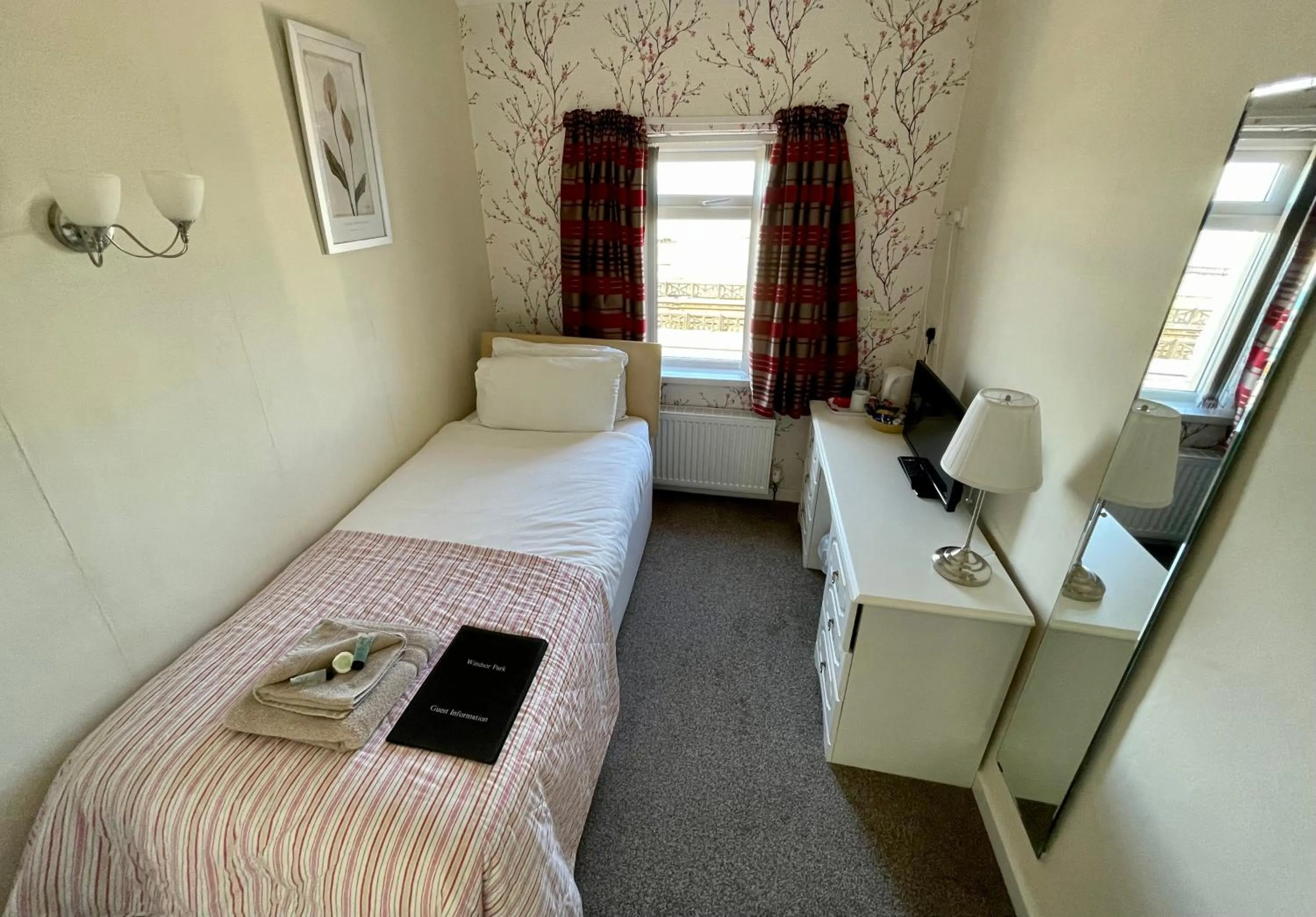 Photo of the whole room, Bed in Windsor Park Hotel