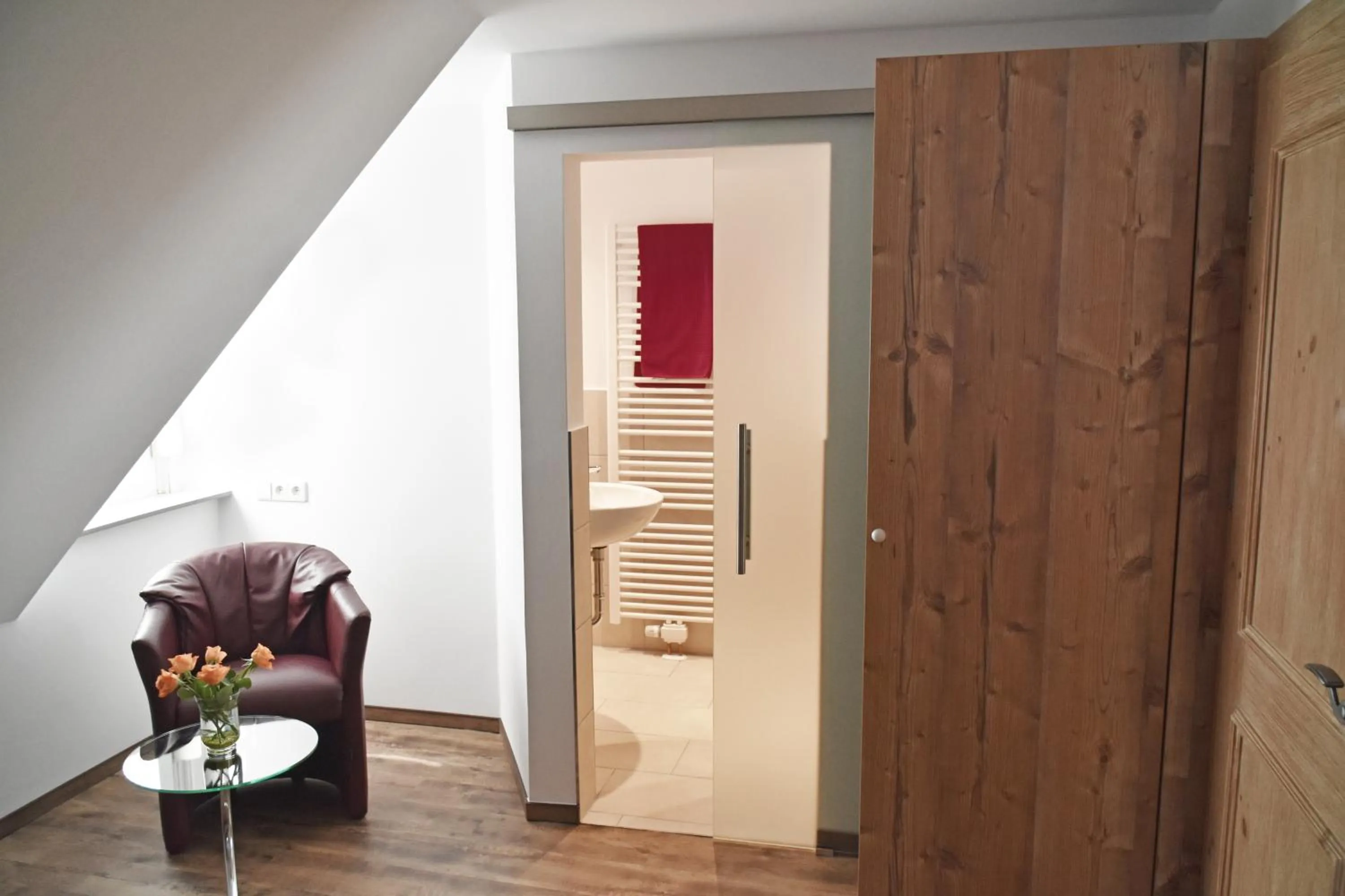 Photo of the whole room in Hotel Zur Eisenbahn