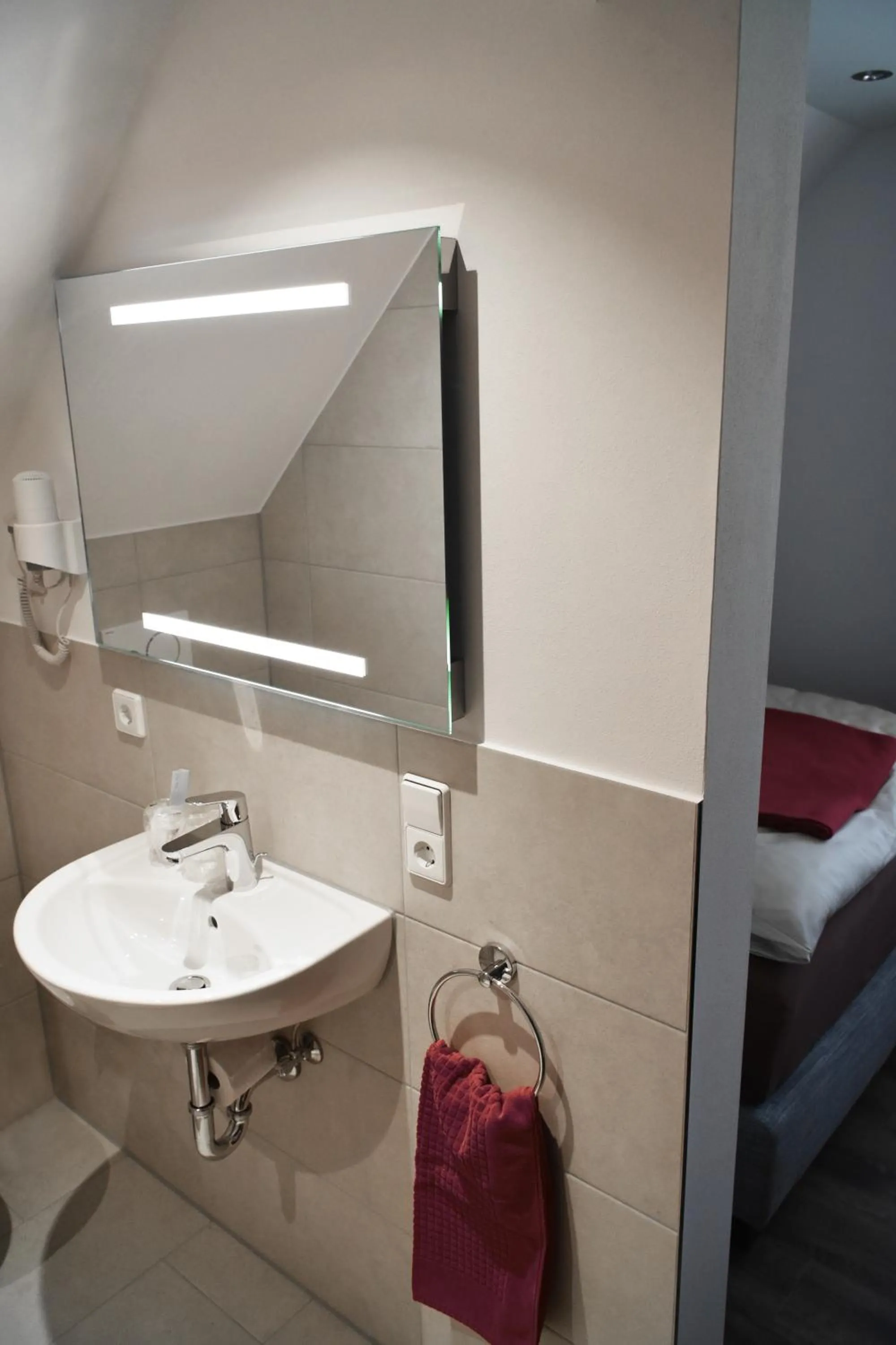 Bathroom, Bed in Hotel Zur Eisenbahn